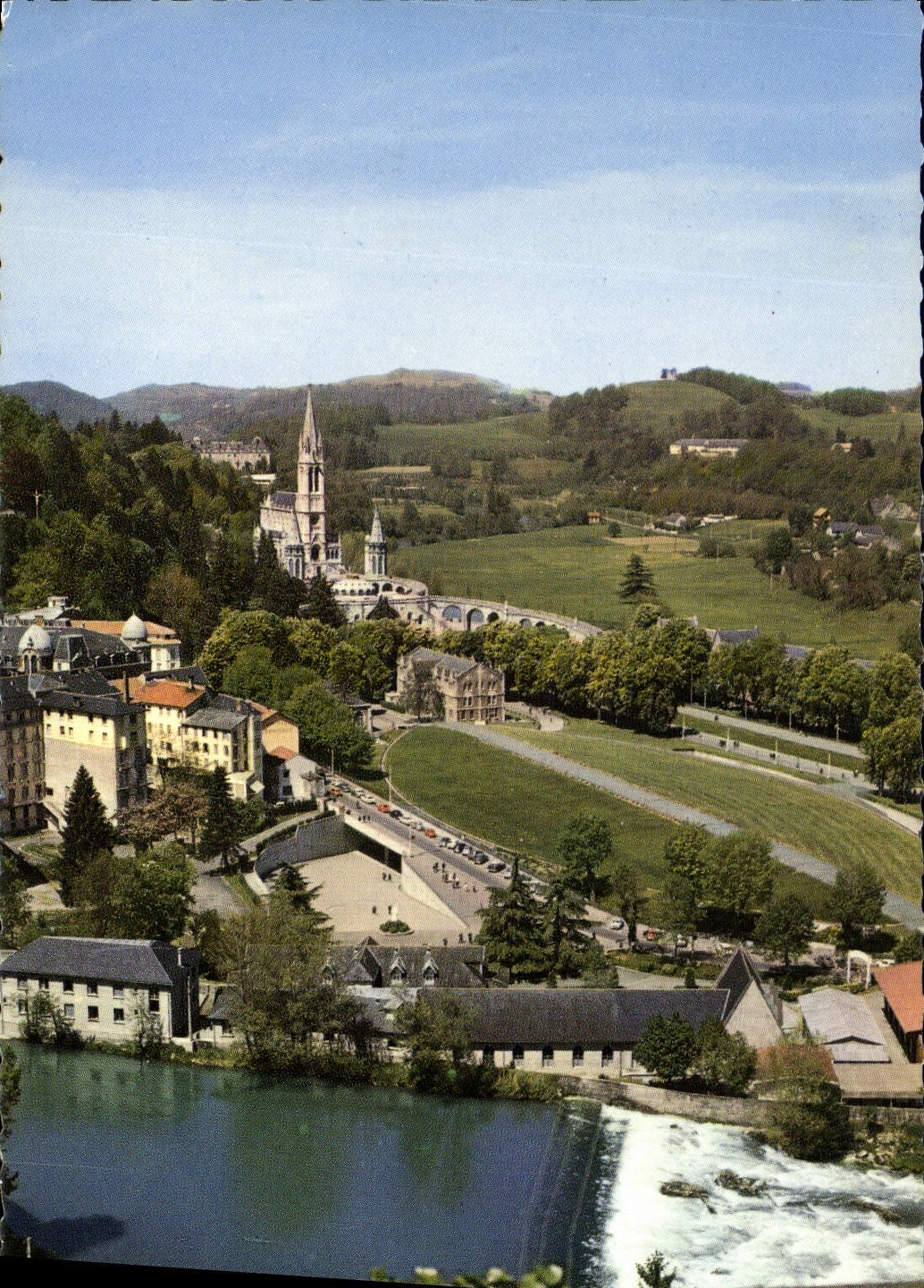 CPA Lourdes Le Gave et les Sanctuaires 