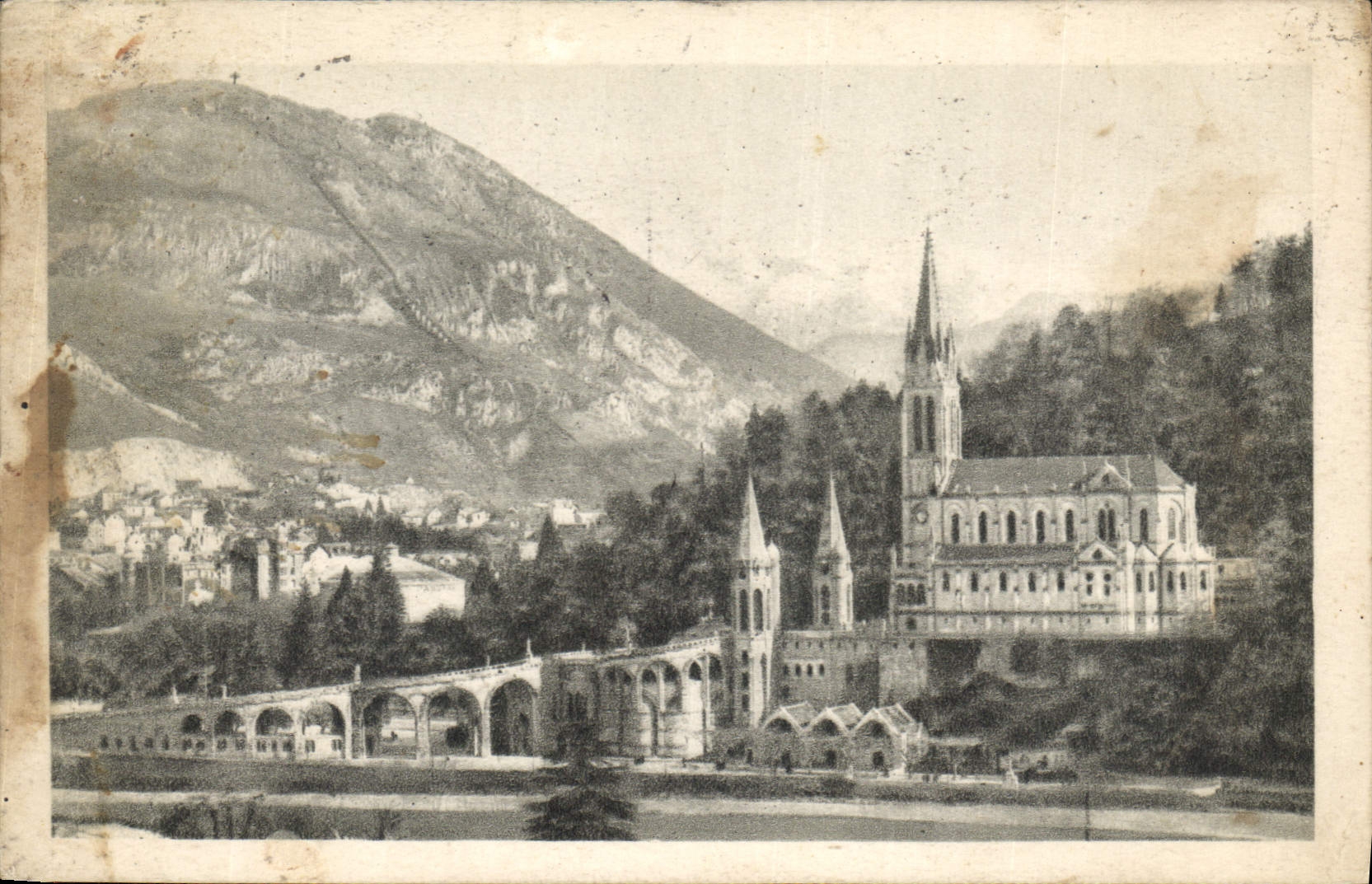 CPA Lourdes La Basilique et les montagnes 