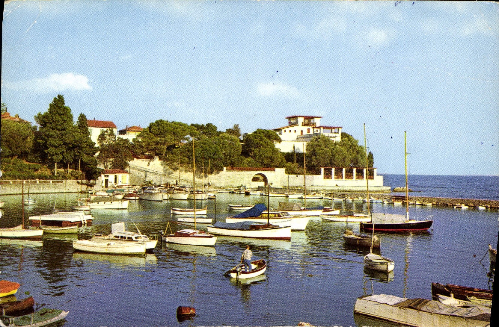 CPA Les sites merveilleux de la Cote d'Azur Beaulieu sur Mer A M le port de plaisance au fond la Vil