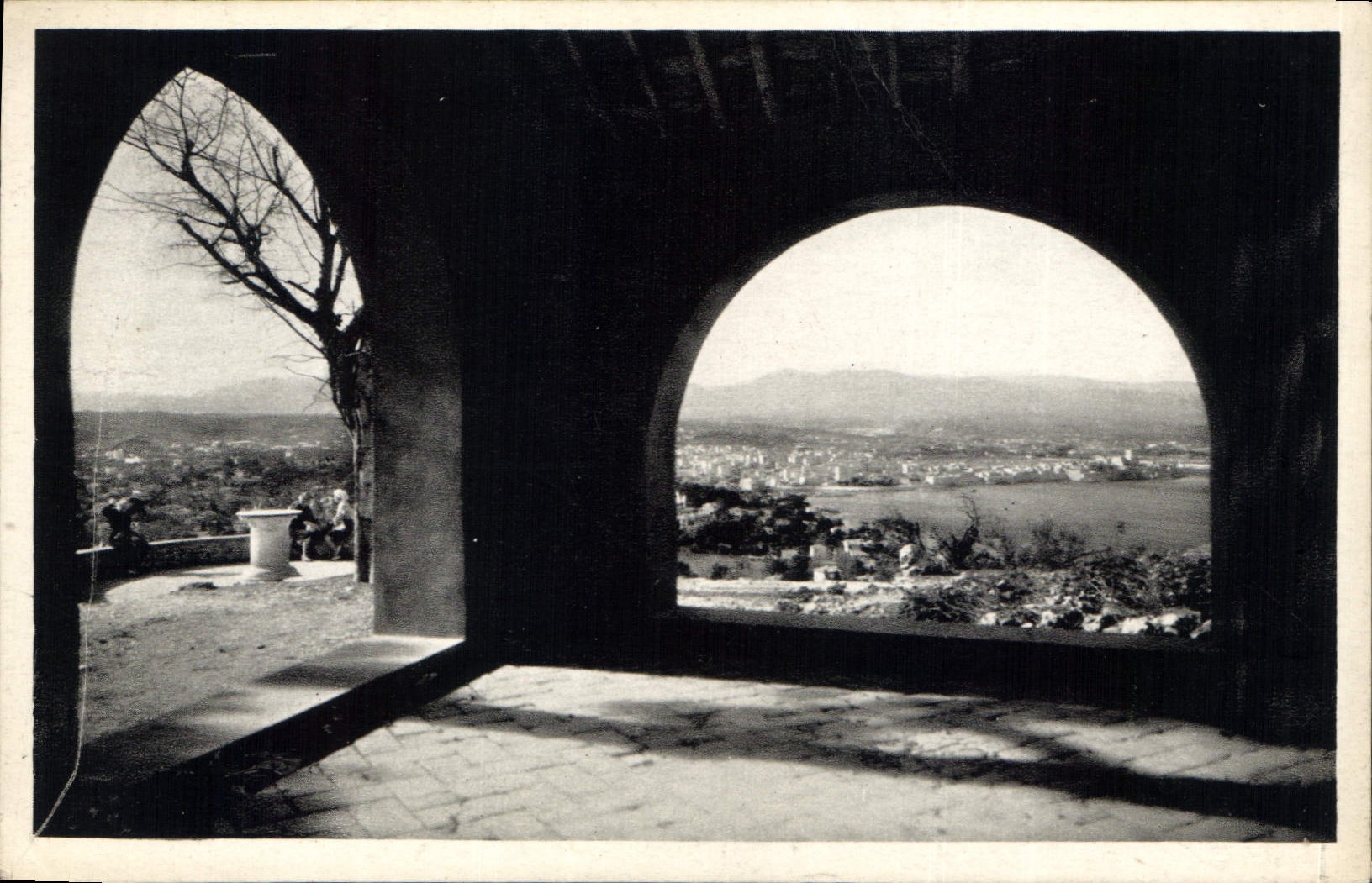 CPA Notre Dame de la Garoupe au Cap d'Antibes Le Porche et la table d'orientation