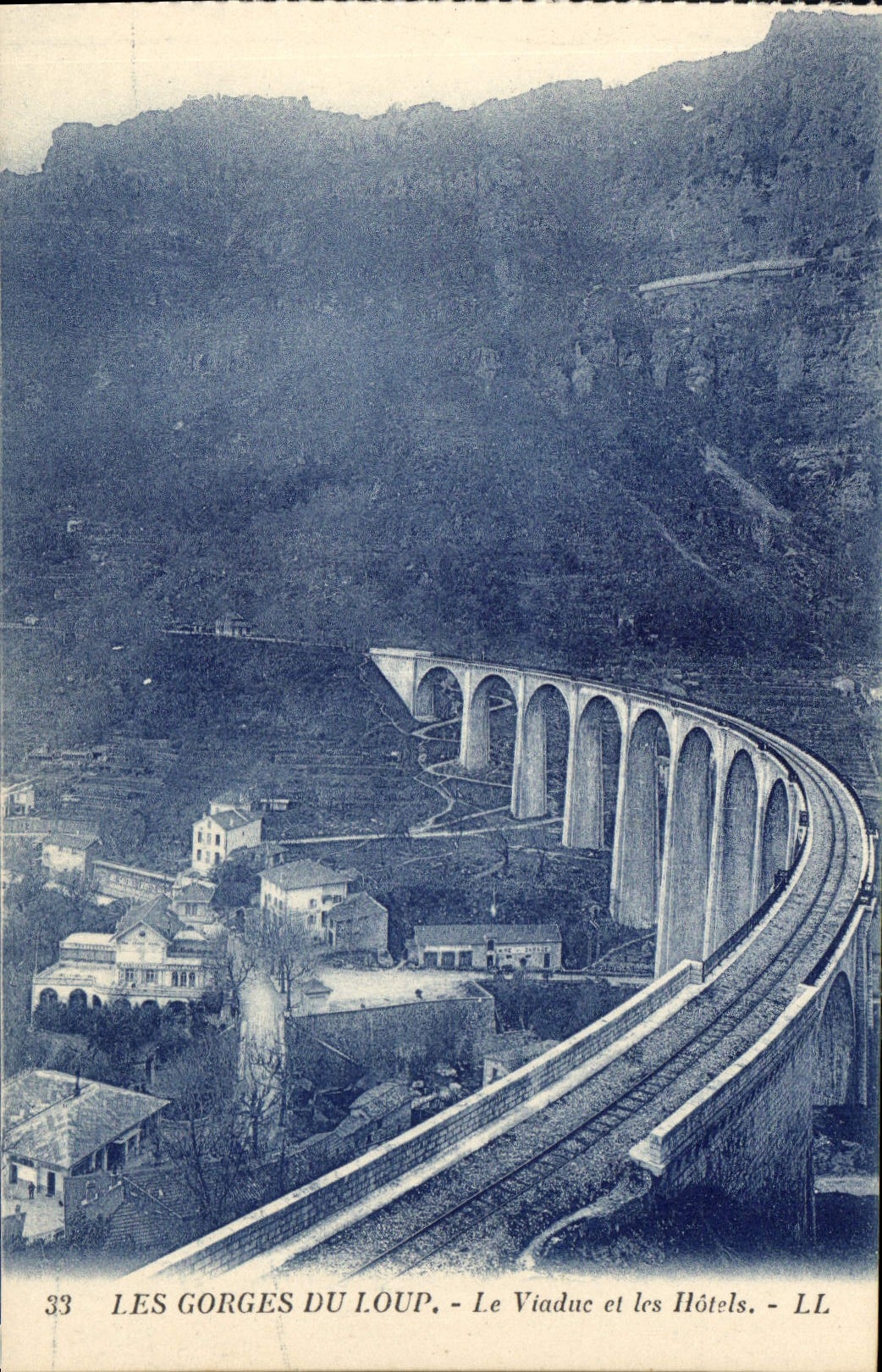 CPA Les Gorges du Loup Le Viaduc et les Hotels 