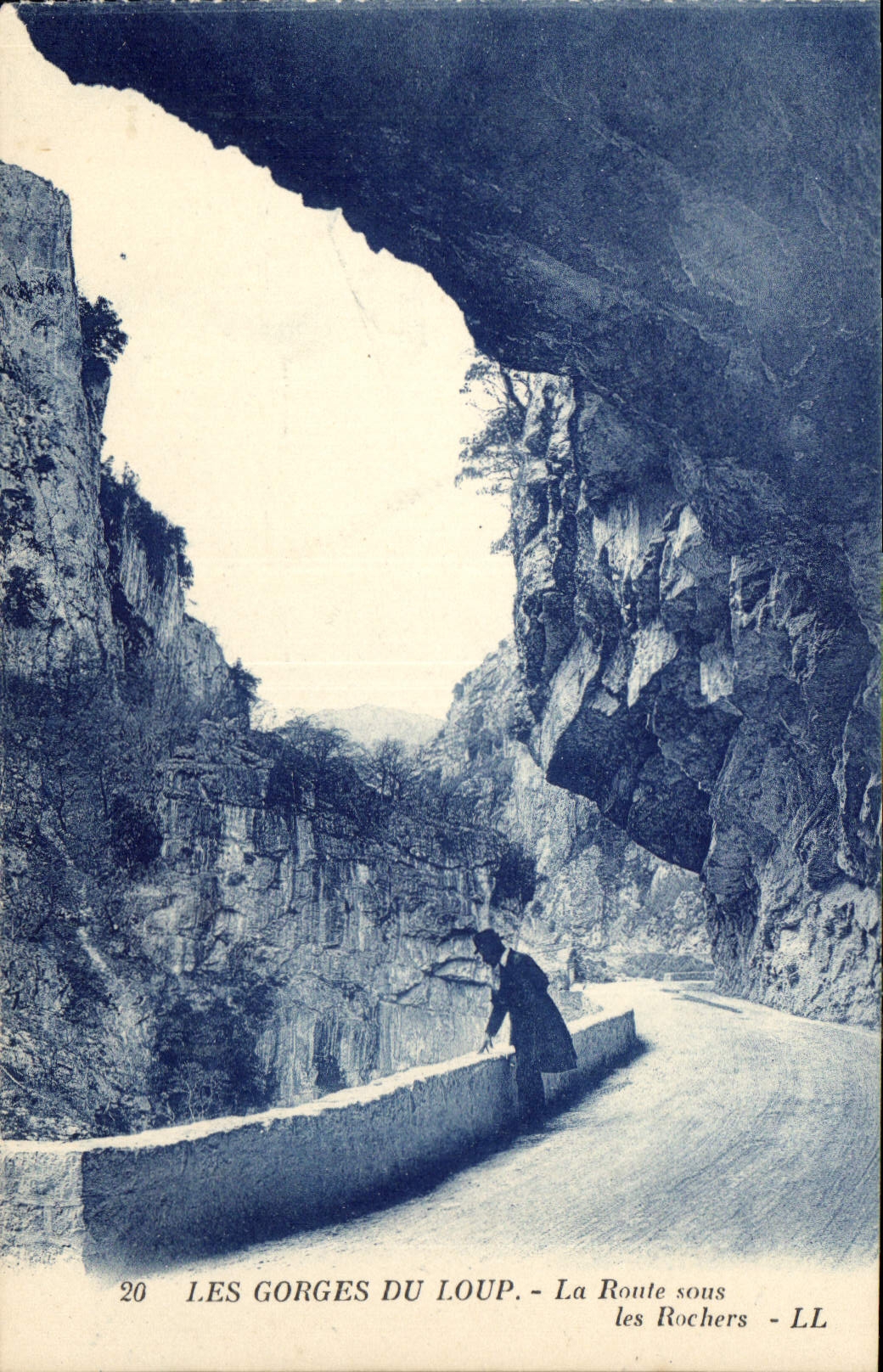 CPA Les Gorges du Loup La Route sous les Rochers 