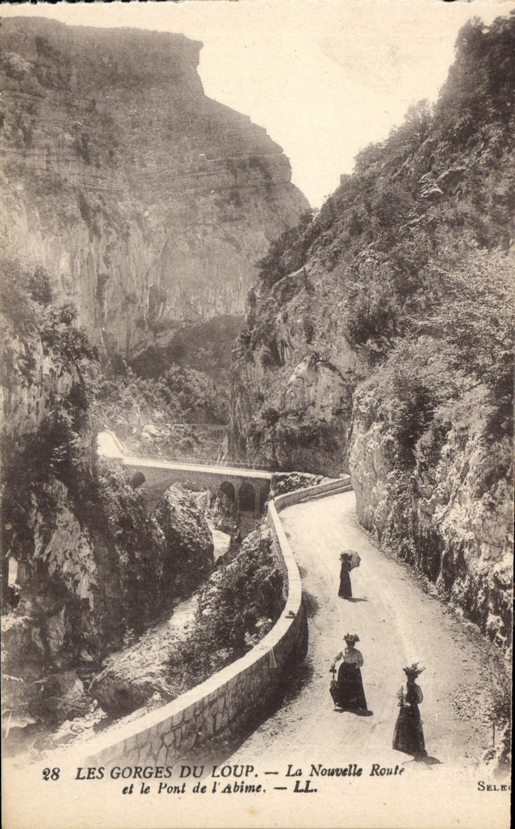 CPA Les Gorges du Loup La Nouvelle Route et le Pont de l'Abime 
