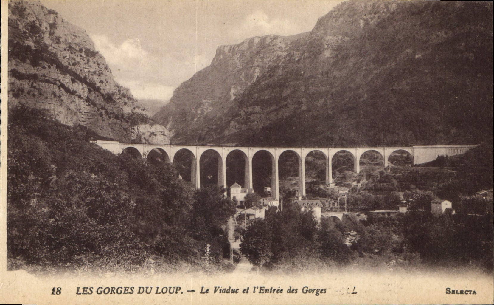 CPA Les Gorges du Loup Le Viaduc et l'Entree des Gorges 