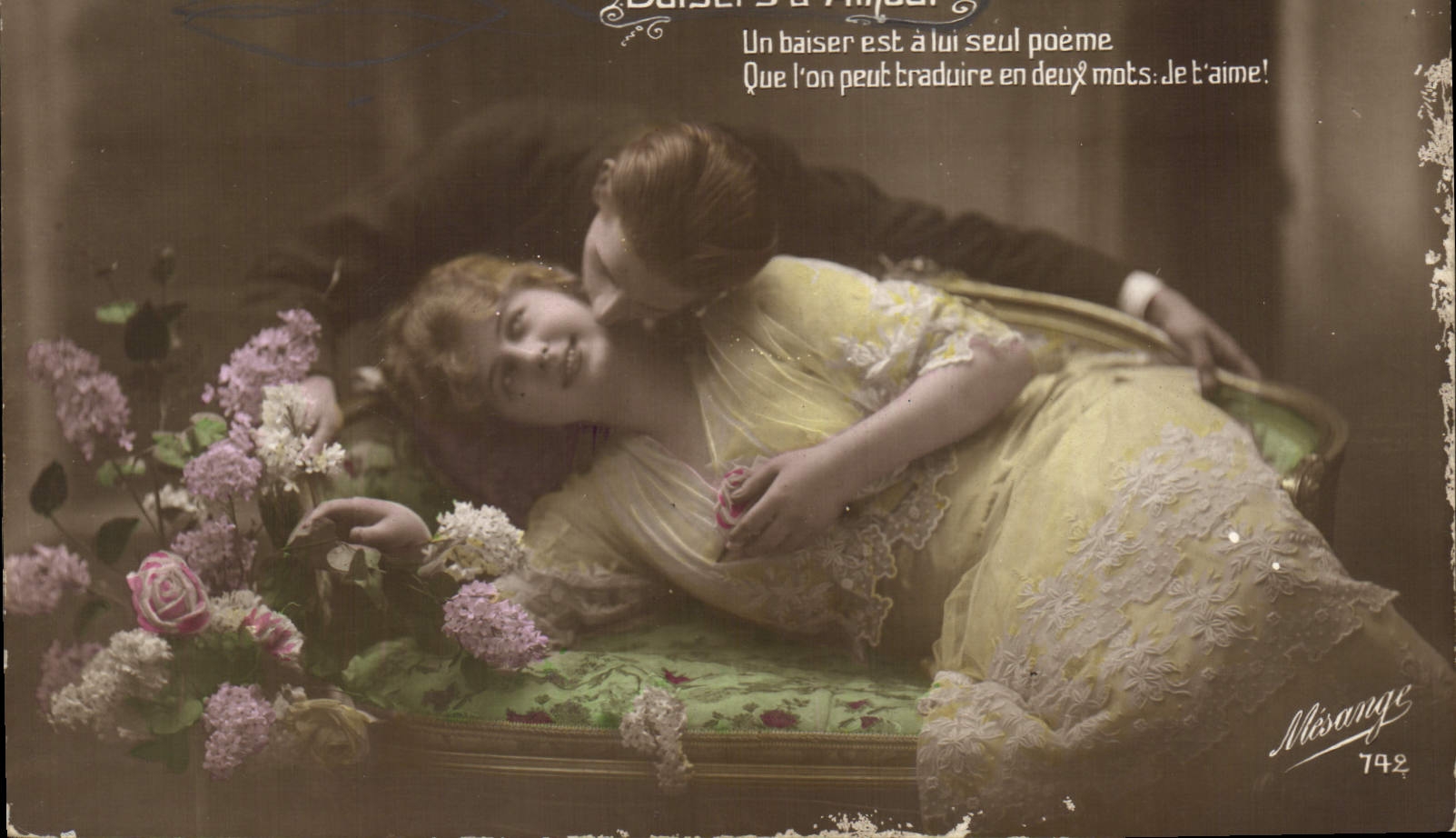 CPA Un Baiser est a lui seul poeme que l'on peut traduire en deux mots je t'aime Femme