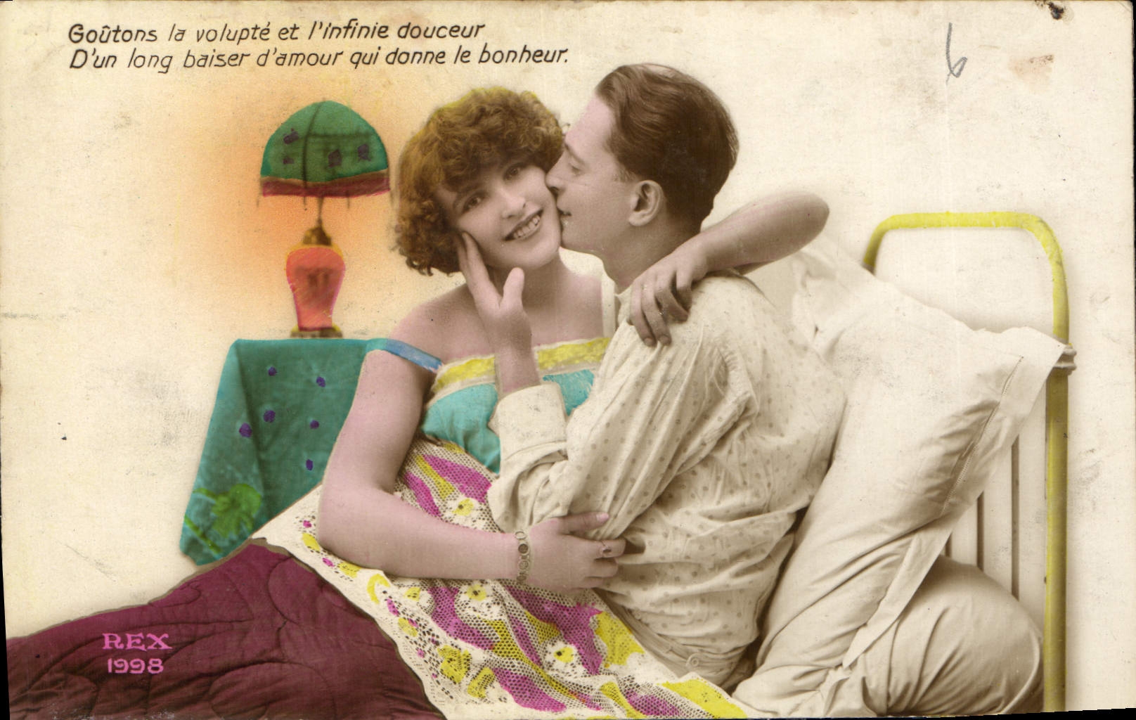 CPA Goutons la volupte et l'infinie douceur d'un long Baiser d'amour qui donne le bonheur Femme