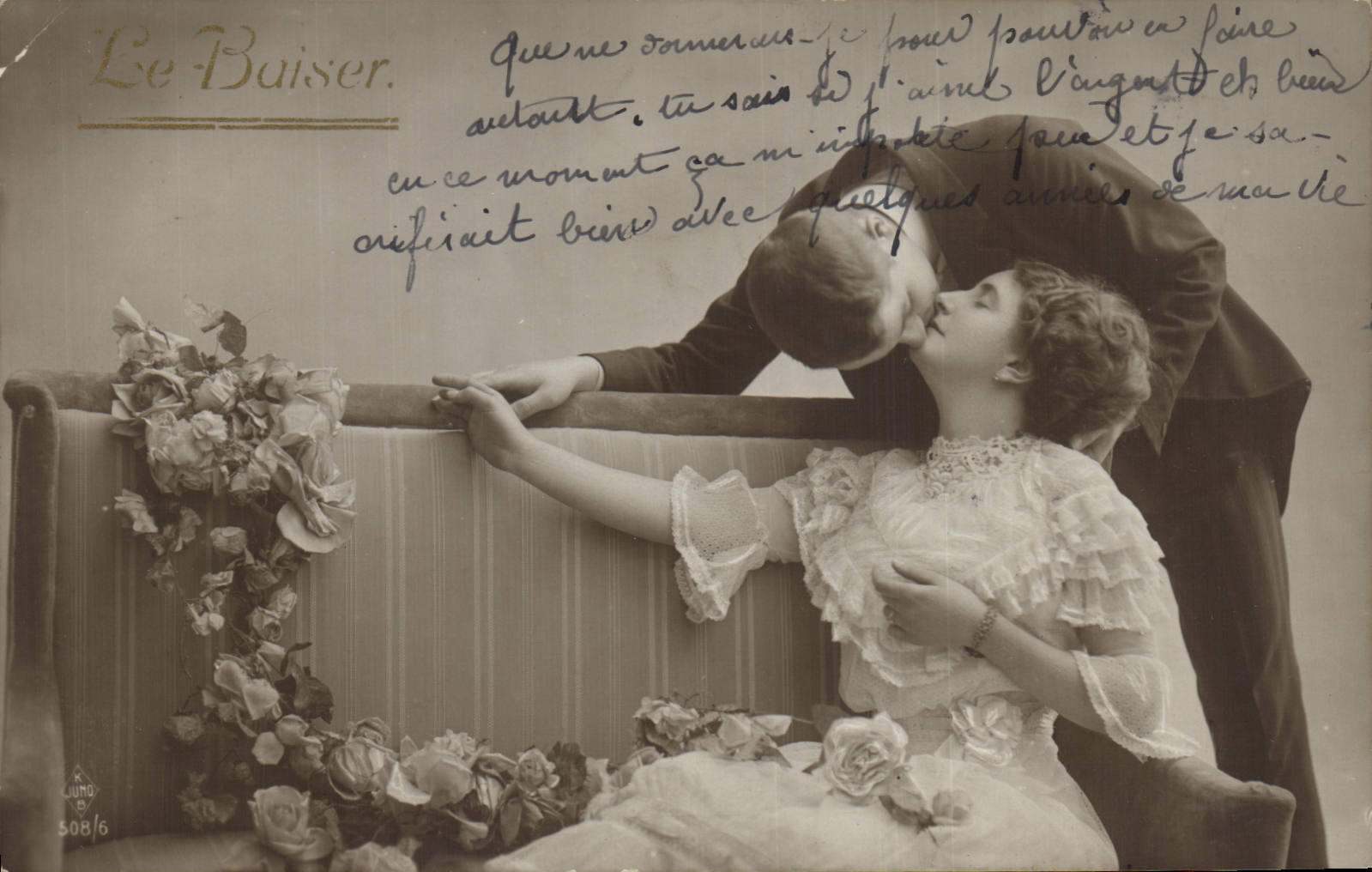 CPA Le Baiser Femme