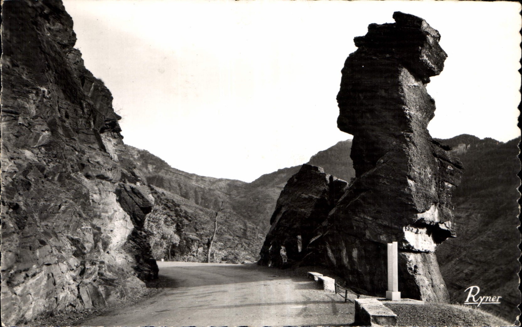 CPA Route des Grandes Alpes Gorges de Daluis la Tete de Femme a gauche Silhouette de son Gardien 