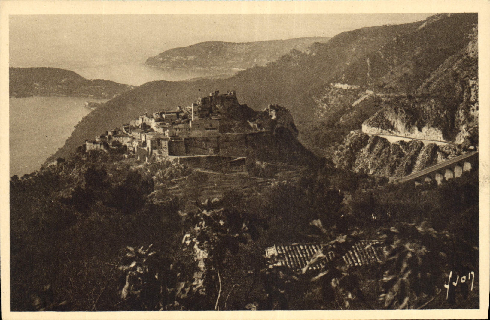 CPA Cote d'Azur Eze Alpes Maritimes le Village au Soleil Levant
