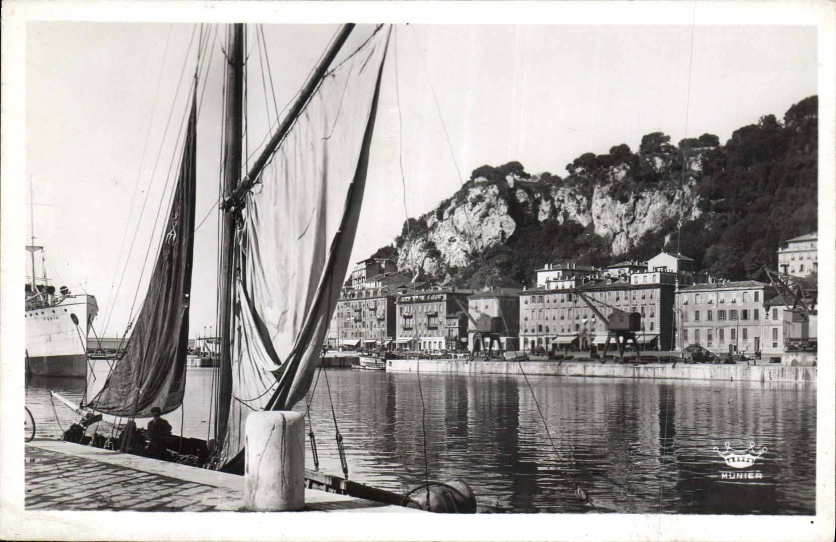 CPA Nice un Quai du Port Bateaux