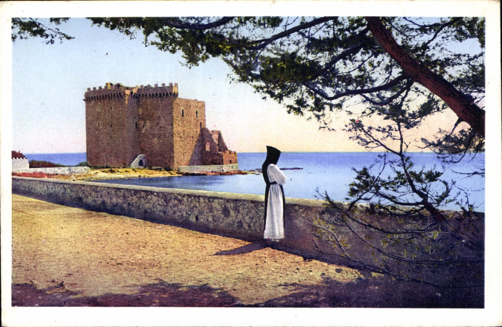 CPA Abbaye de N D de Lerins Ile Saint Honorat Monastere fortifie en face de l'immensite