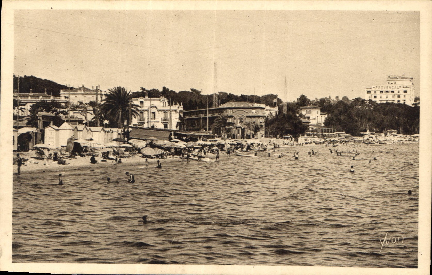 CPA La Douce France Cote d'Azur Juan les Pins Alpes Maritimes La Plage a l'heure du bain 