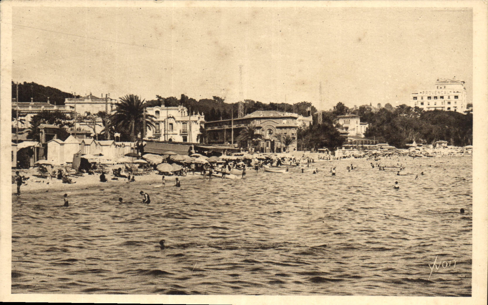 CPA La Douce France Cote d'Azur Juan les Pins Alpes Maritimes La Plage a l'heure du bain 