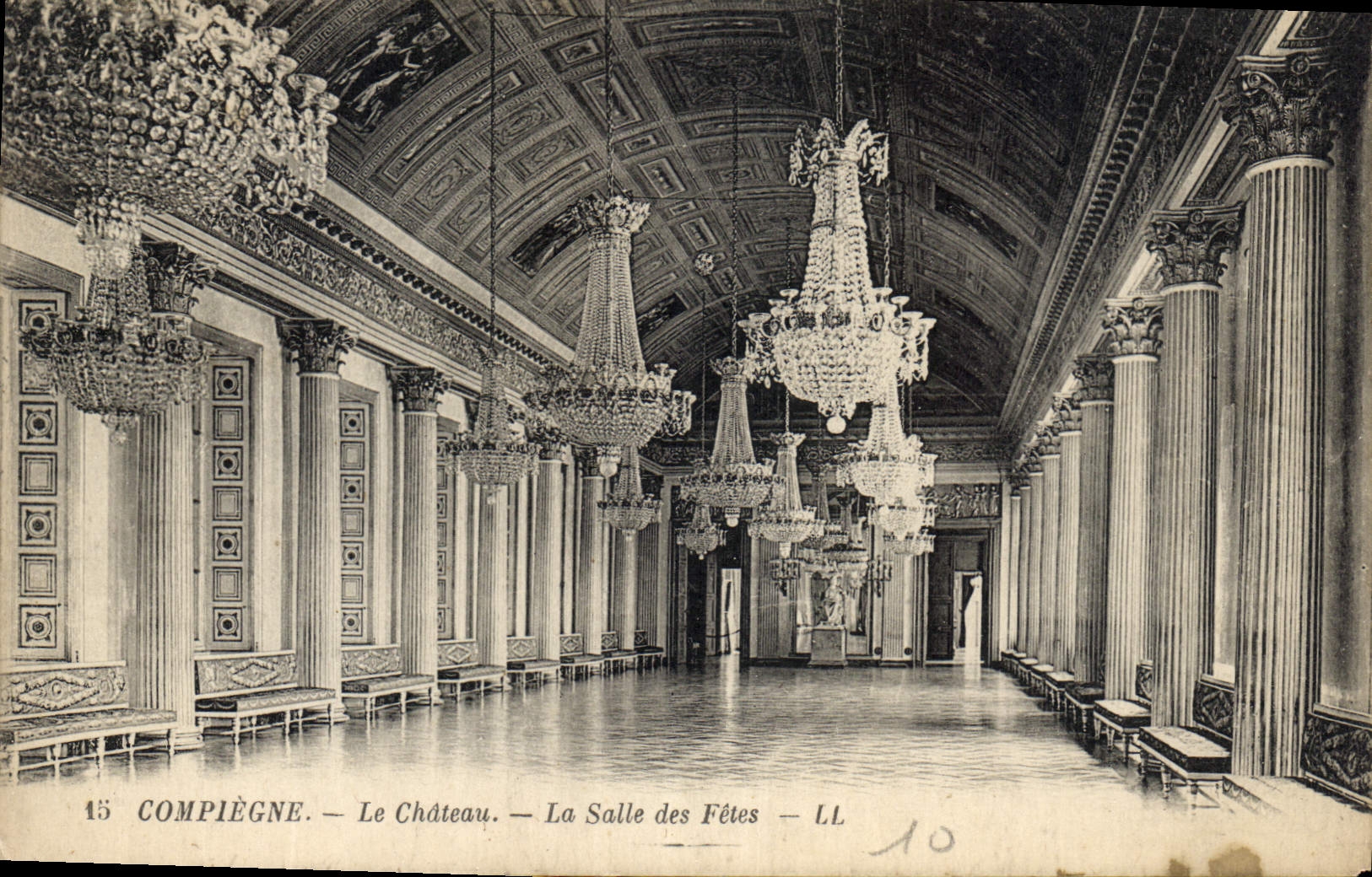 CPA Compiegne le Chateau la Salle des fetes 