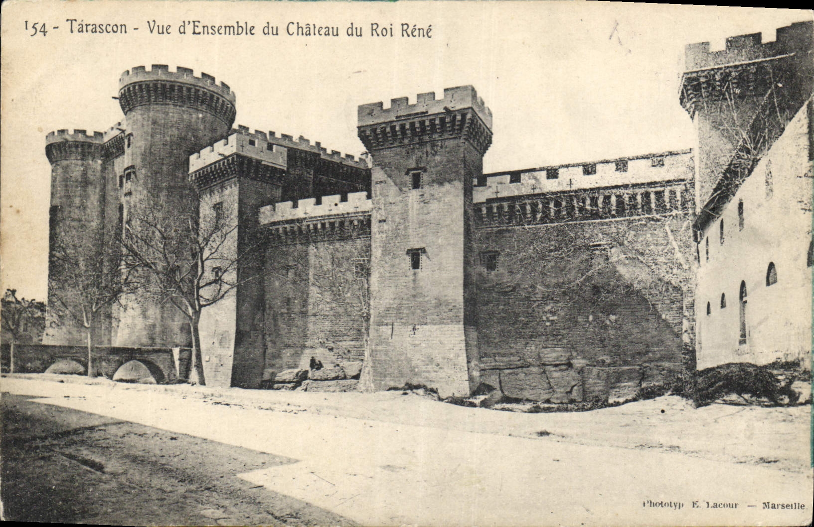 CPA Trascon vue d'ensemble du chateau du Roi Rene