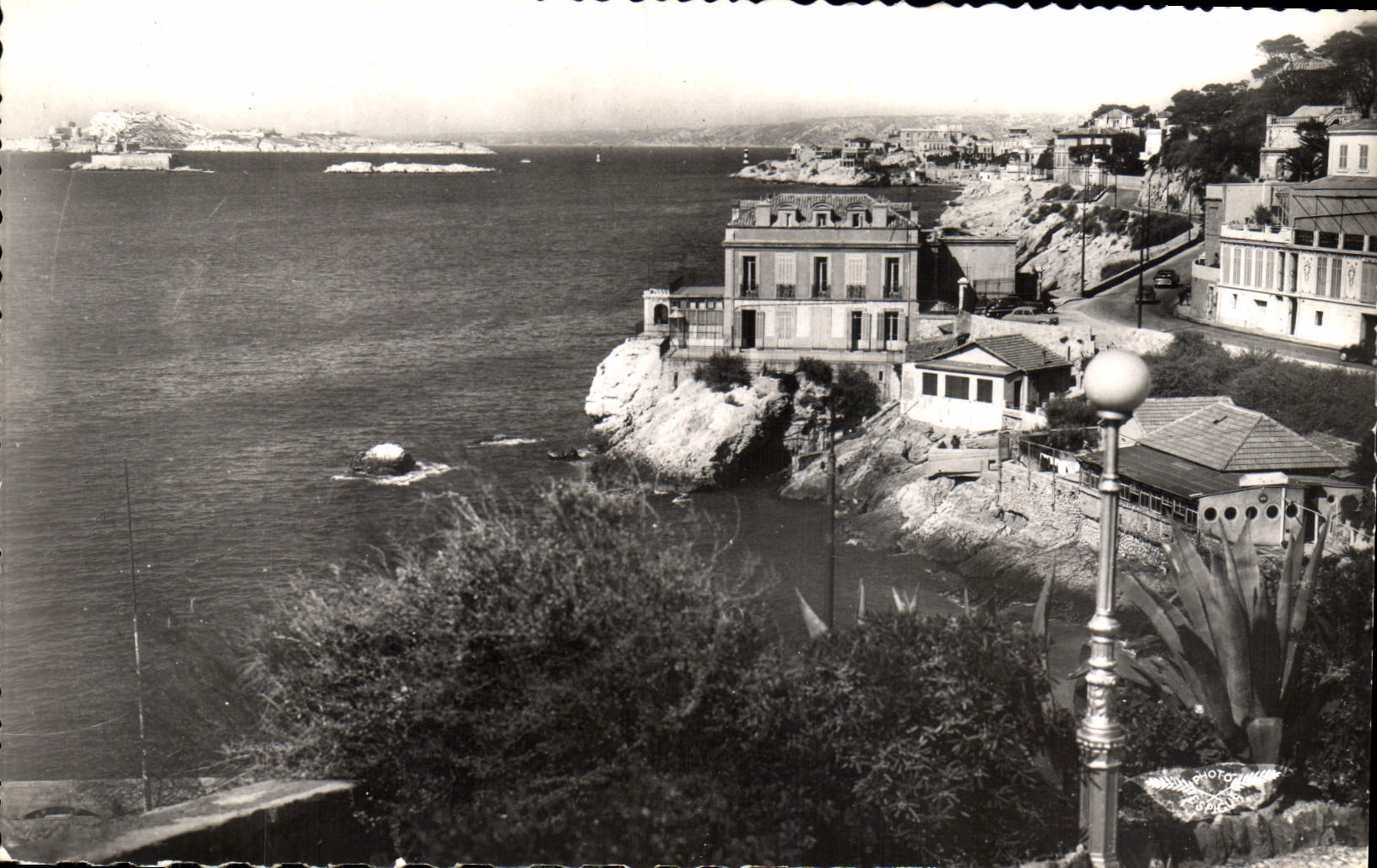 CPA Marseille la Promenade de la corniche au fond le Chateau d'If