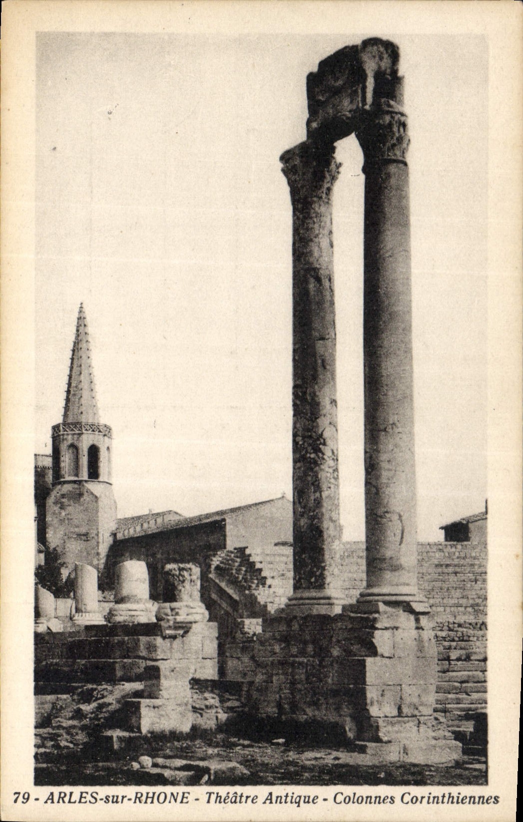 CPA Arles sur rhone Theatre Antique Colonnes Corinthiennes