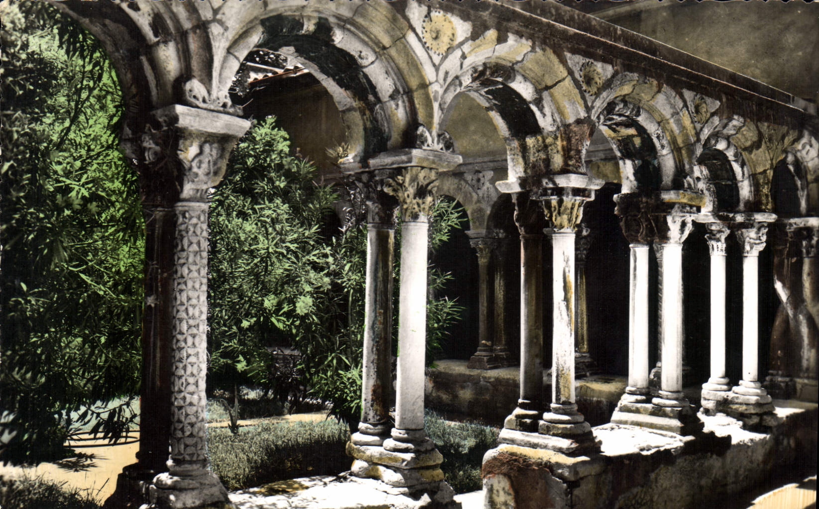 CPA La Cite du Roy Rene Aix en provence le Cloitre de la Cathedrale Saint Souveur M H XI S 