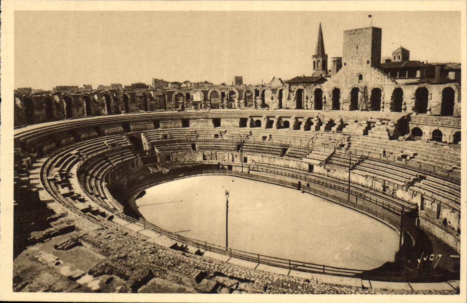 CPA Arles Bouches du Rhone vue generale de l'Interieur des Arenes