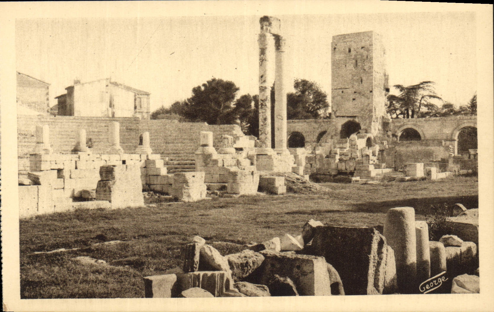 CPA Arles Theatre Antique qui aurait ete commence au siecle d'Auguste et termine au XIII siecle