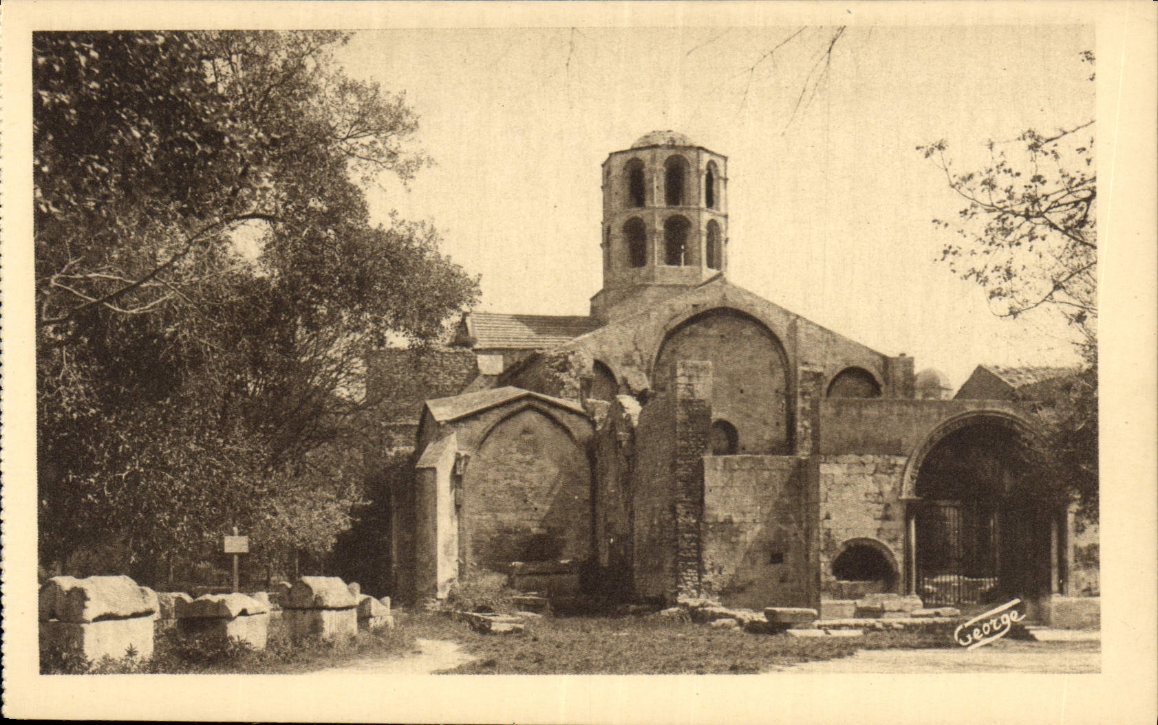 CPA Arles sur Rhone Chapelle St Honorat des Alyscamps