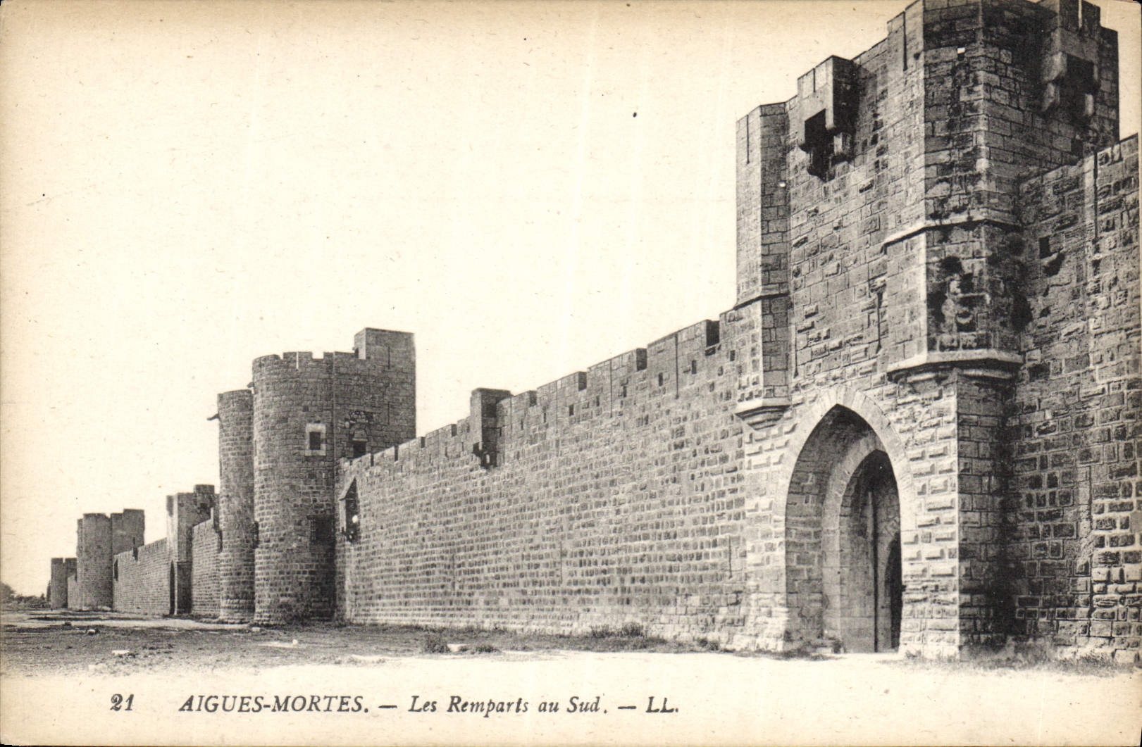 CPA Aigues Mortes les Remparts au Sud 