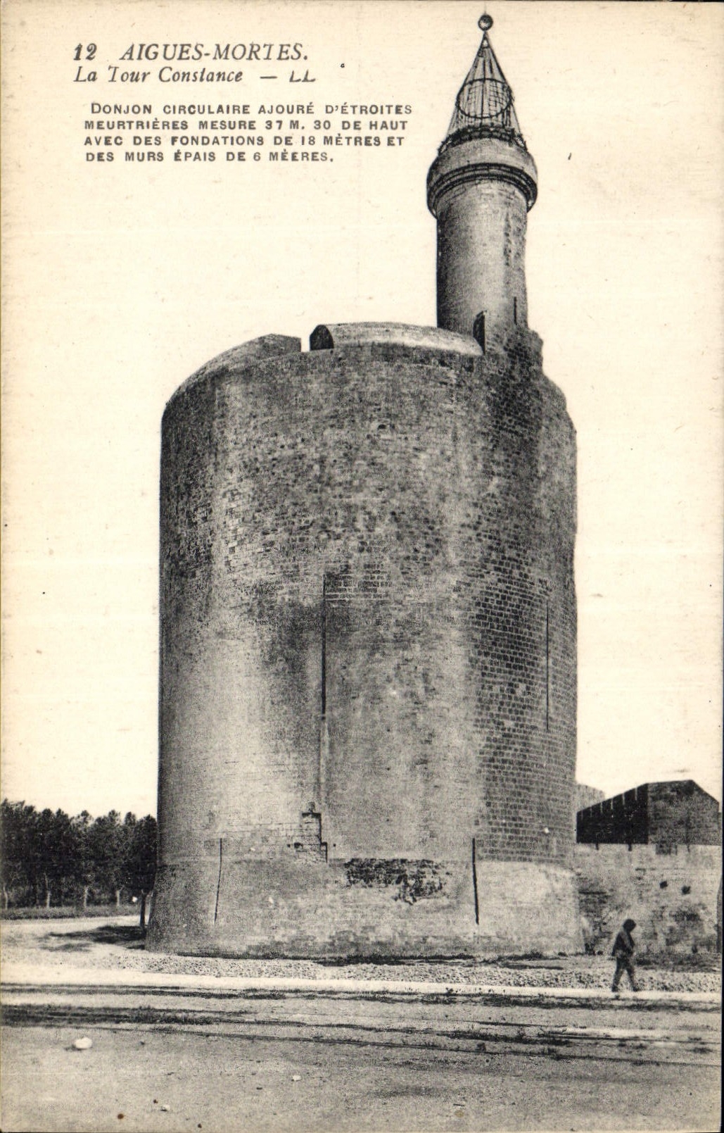CPA Aigues Mortes la Tour Constance Donjon circulaire ajoure d'etroites 