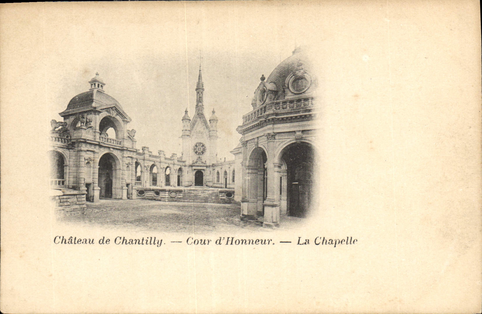 CPA Chateau de Chantilly Cour d'Honneur la Chapelle 