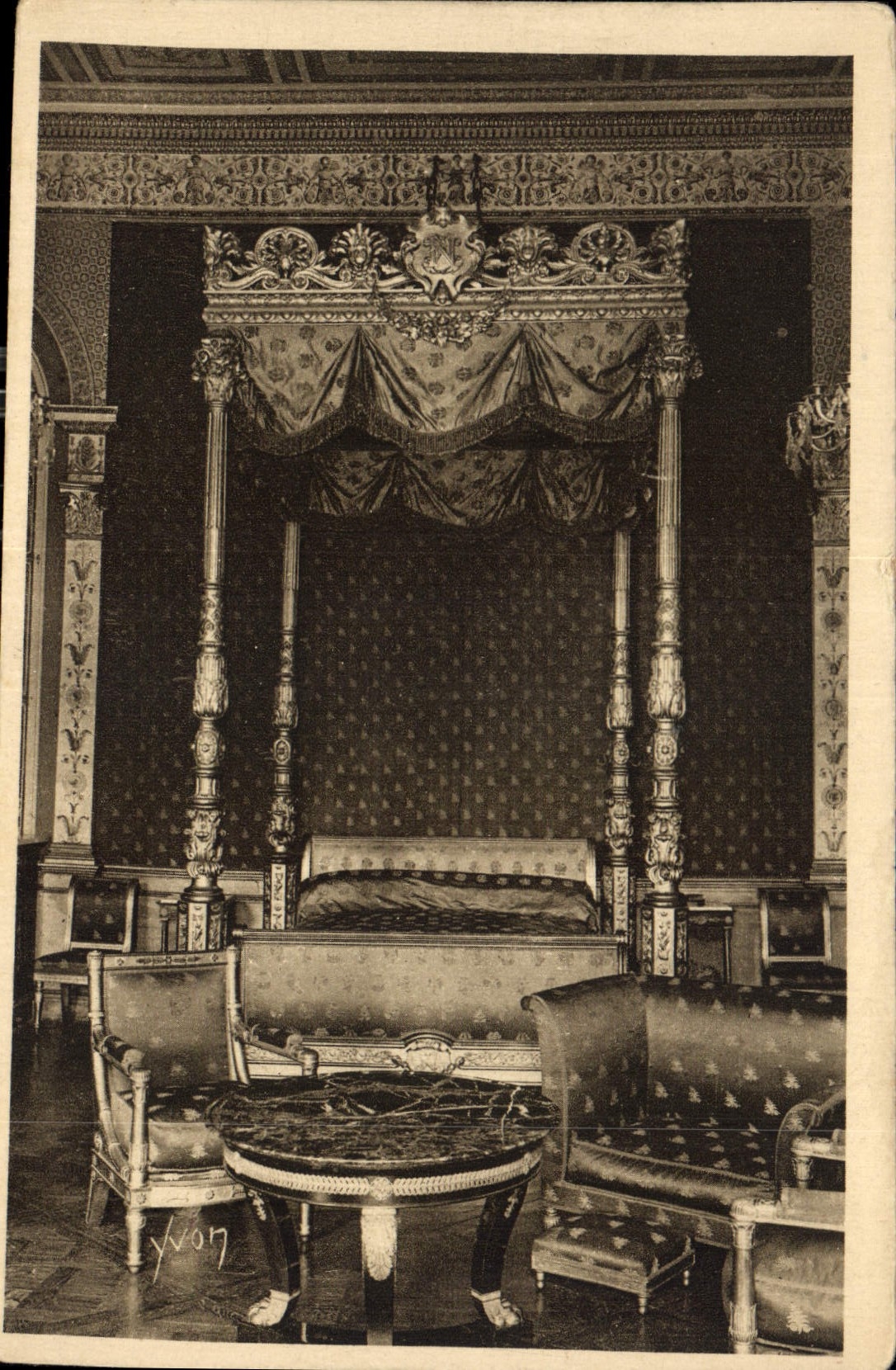 CPA La Douce France Chateau de Compiegne Le Lit des Imperatries 