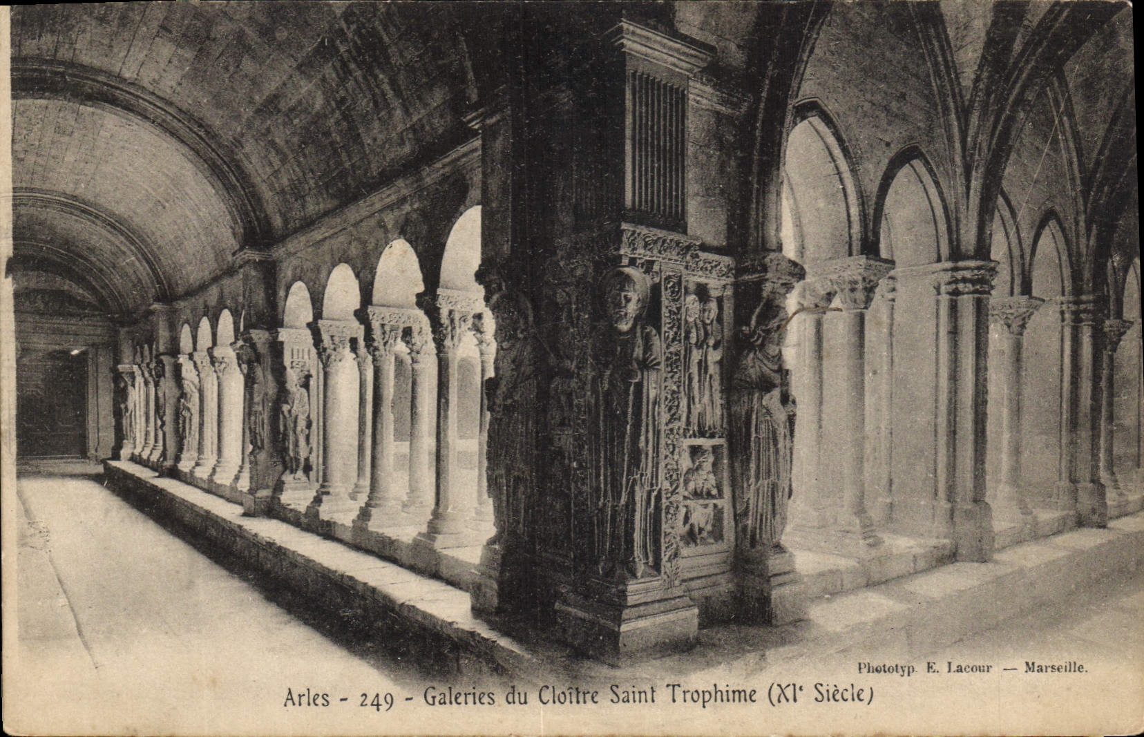 CPA Arles Galiries du Cloitre Saint Trophime XI siecle