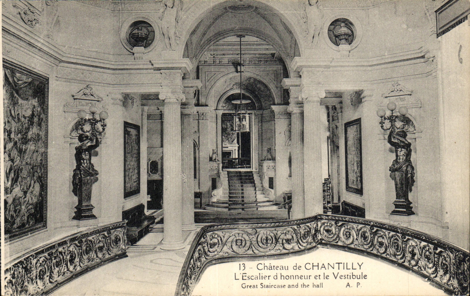 CPA Chateau de Chantilly l'Escalier d'honneur et le Vestibule 