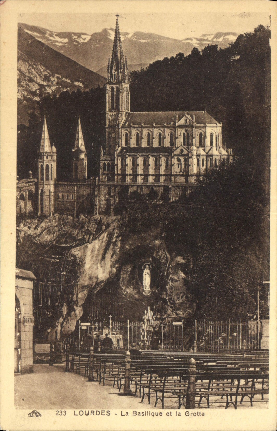 CPA Lourdes La Basilique et la Grotte 