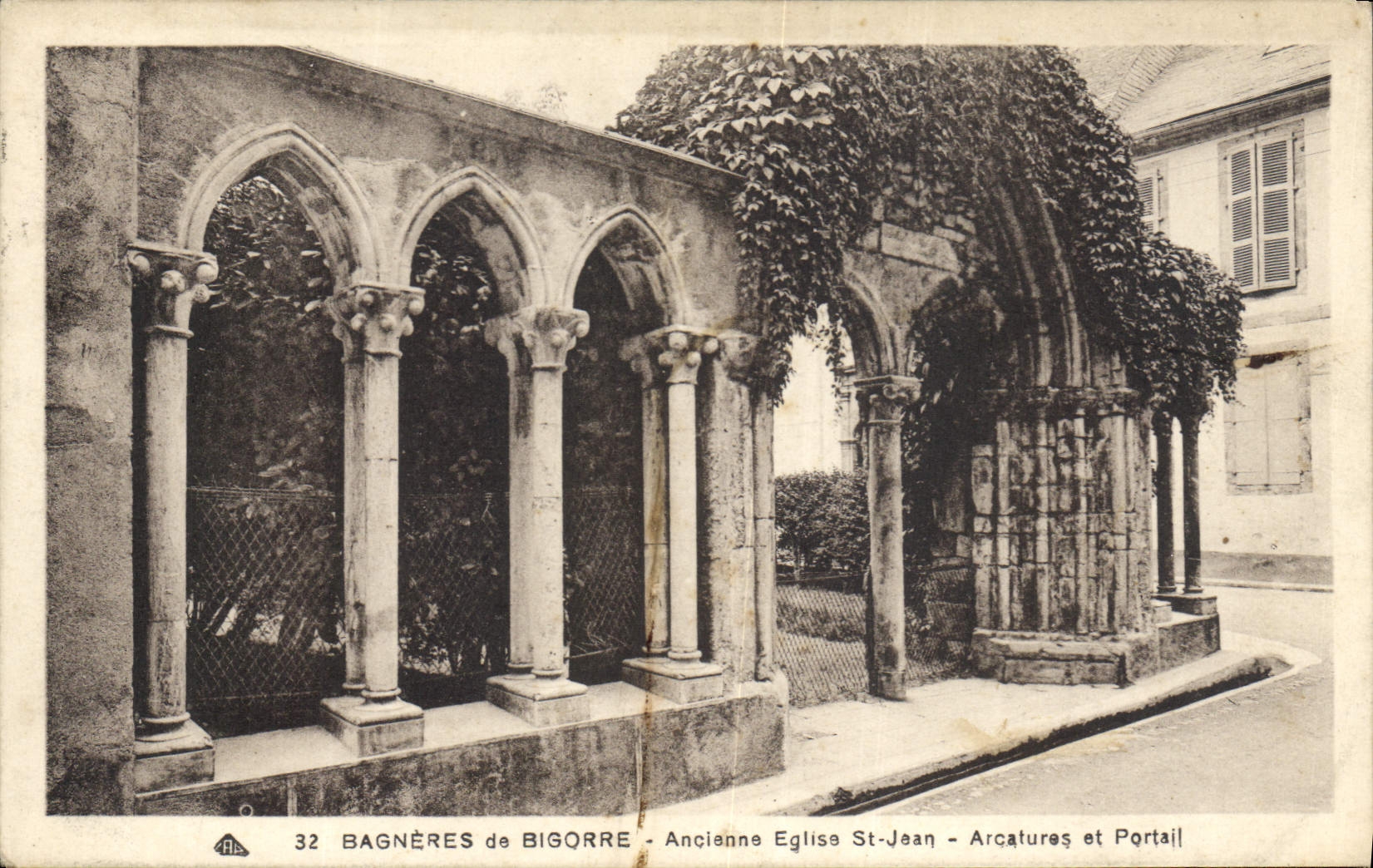 CPA Bagneres de Bigorre Ancienne Eglise St Jean Arcatures et Portail