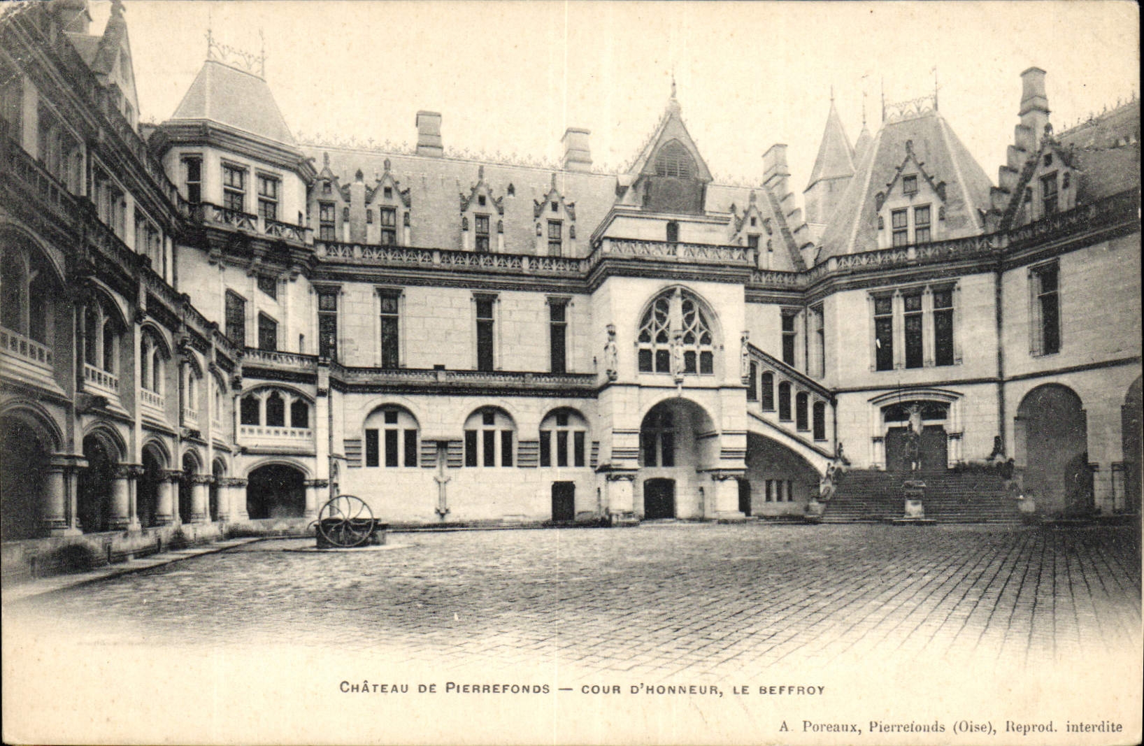 CPA Chateau de Pierrefonds Cour d'Honneur le Beffroy 