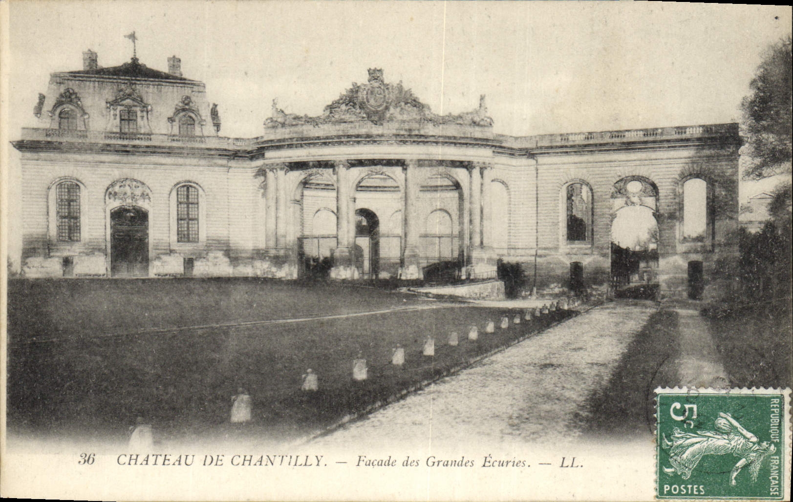 CPA Chateau de Chantilly Facade des Grandes Ecuries 