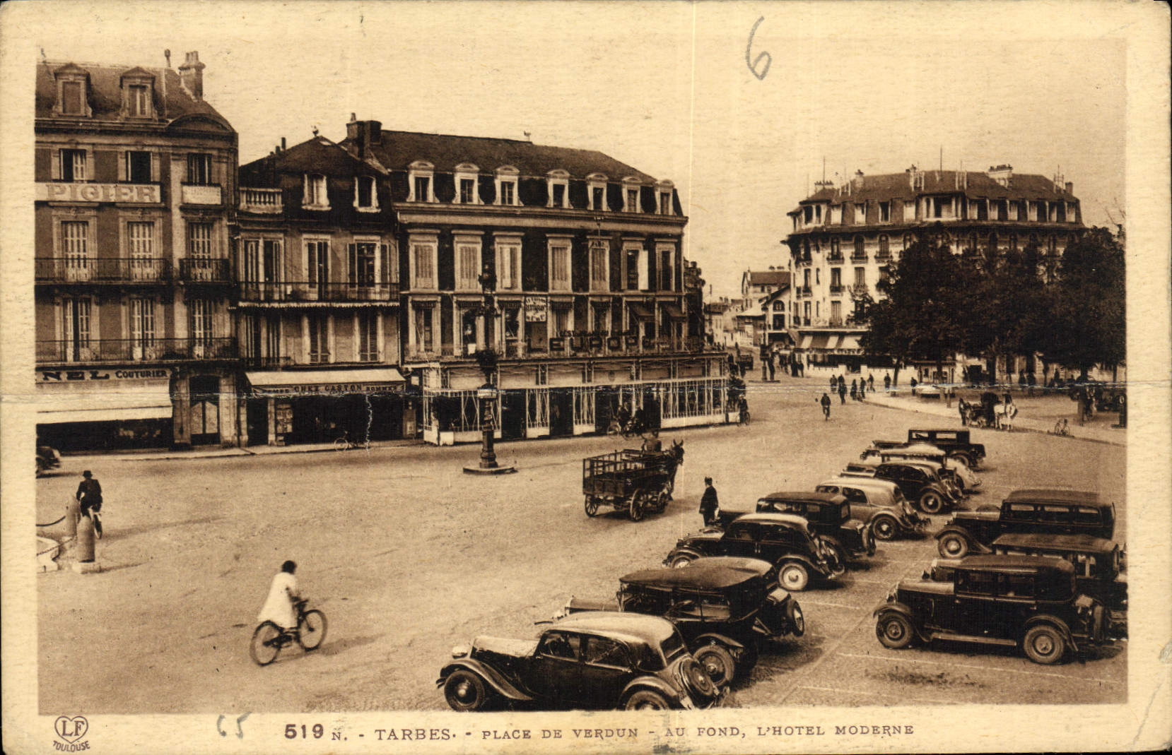 CPA Tarbes Place de Verdun au fond l'Hotel Moderne