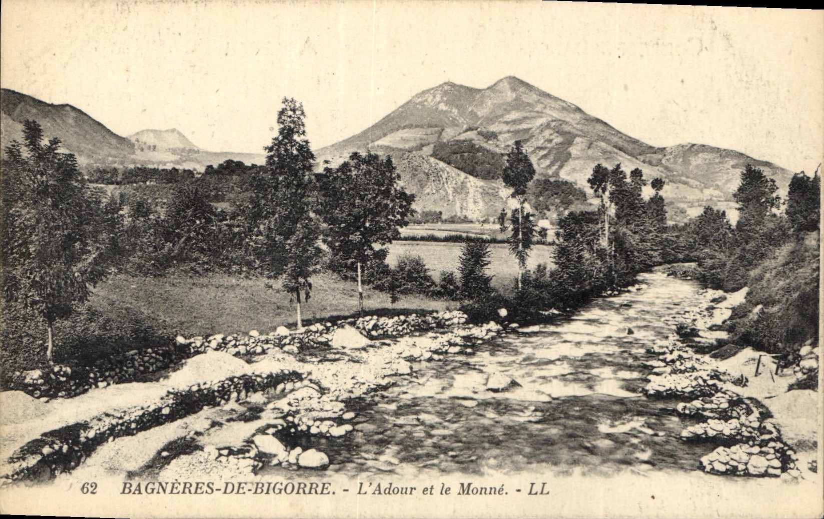 CPA Bagneres de Bigorre l'Adour et le Monne 