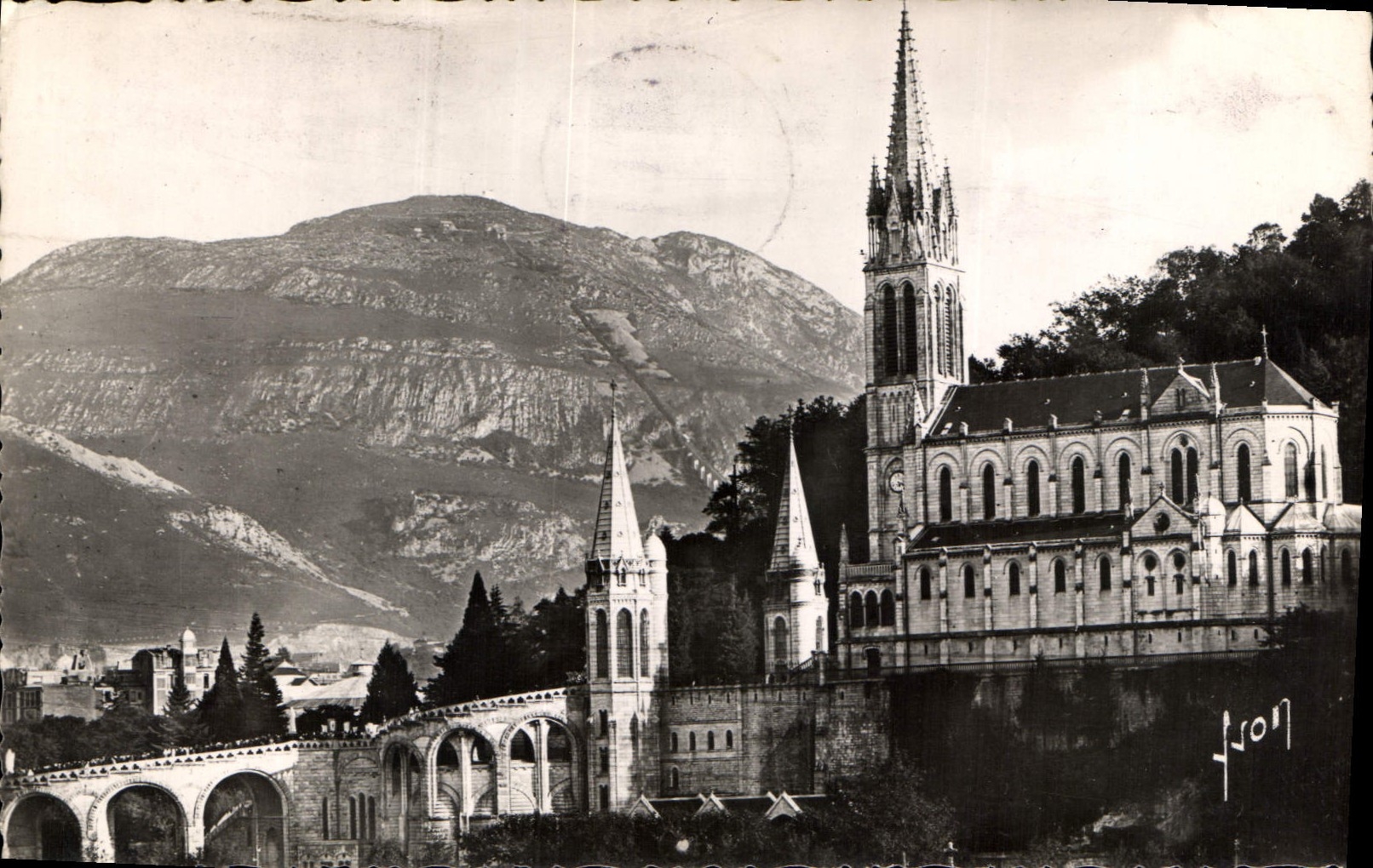 CPA Lourdes Htes Pyrenees La Basilique et le Pic du Jer 