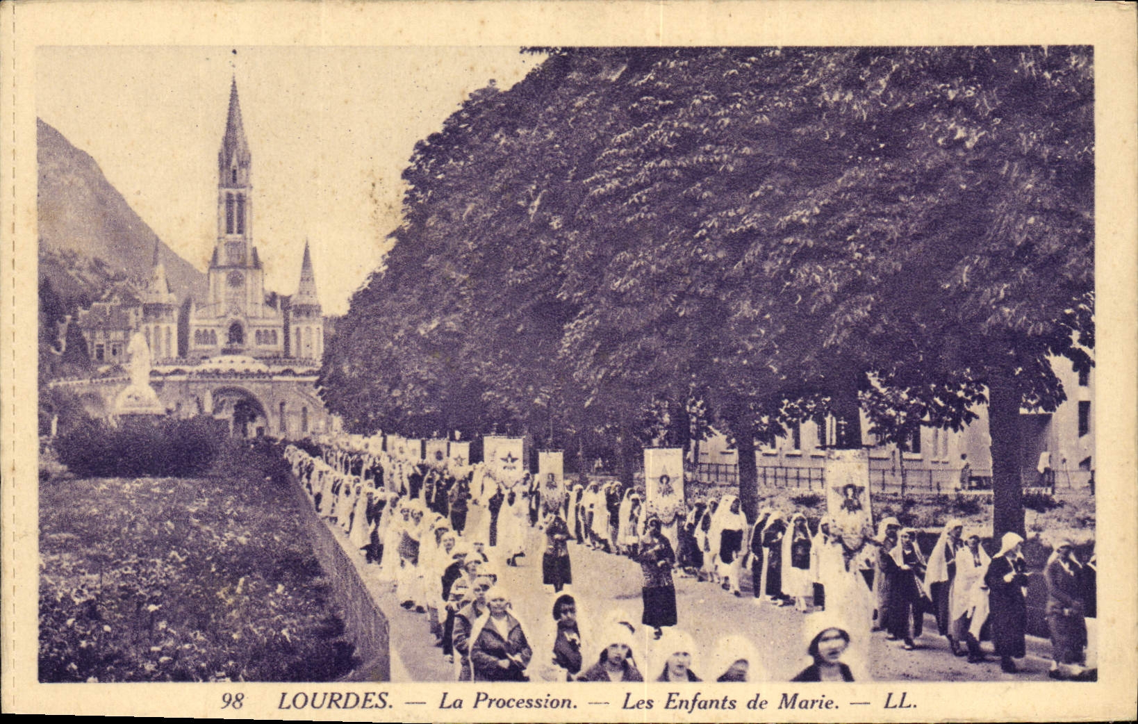 CPA Lourdes La Procession Les Enfants de Marie 