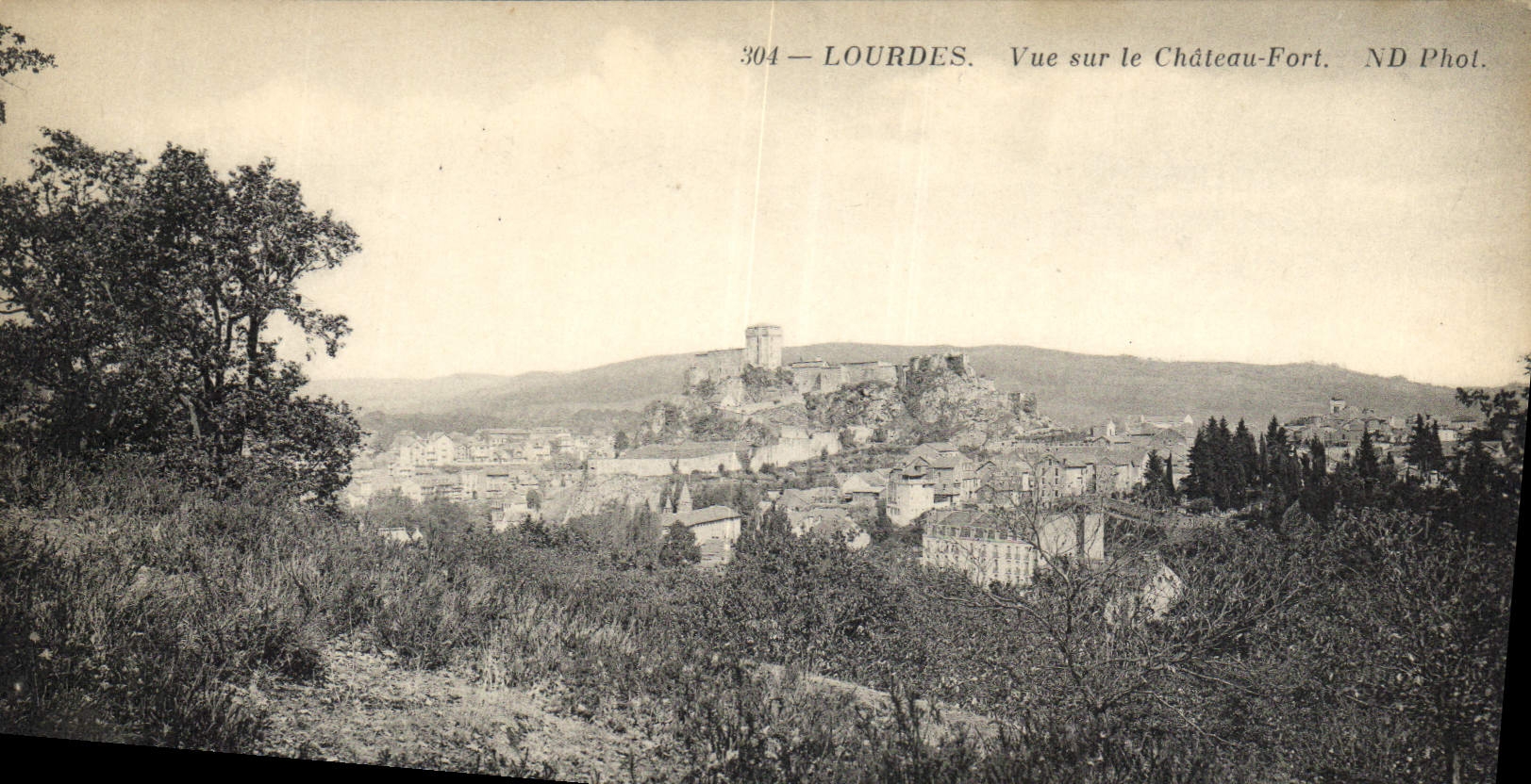 CPA Lourdes Vue sur le Chateau Fort 