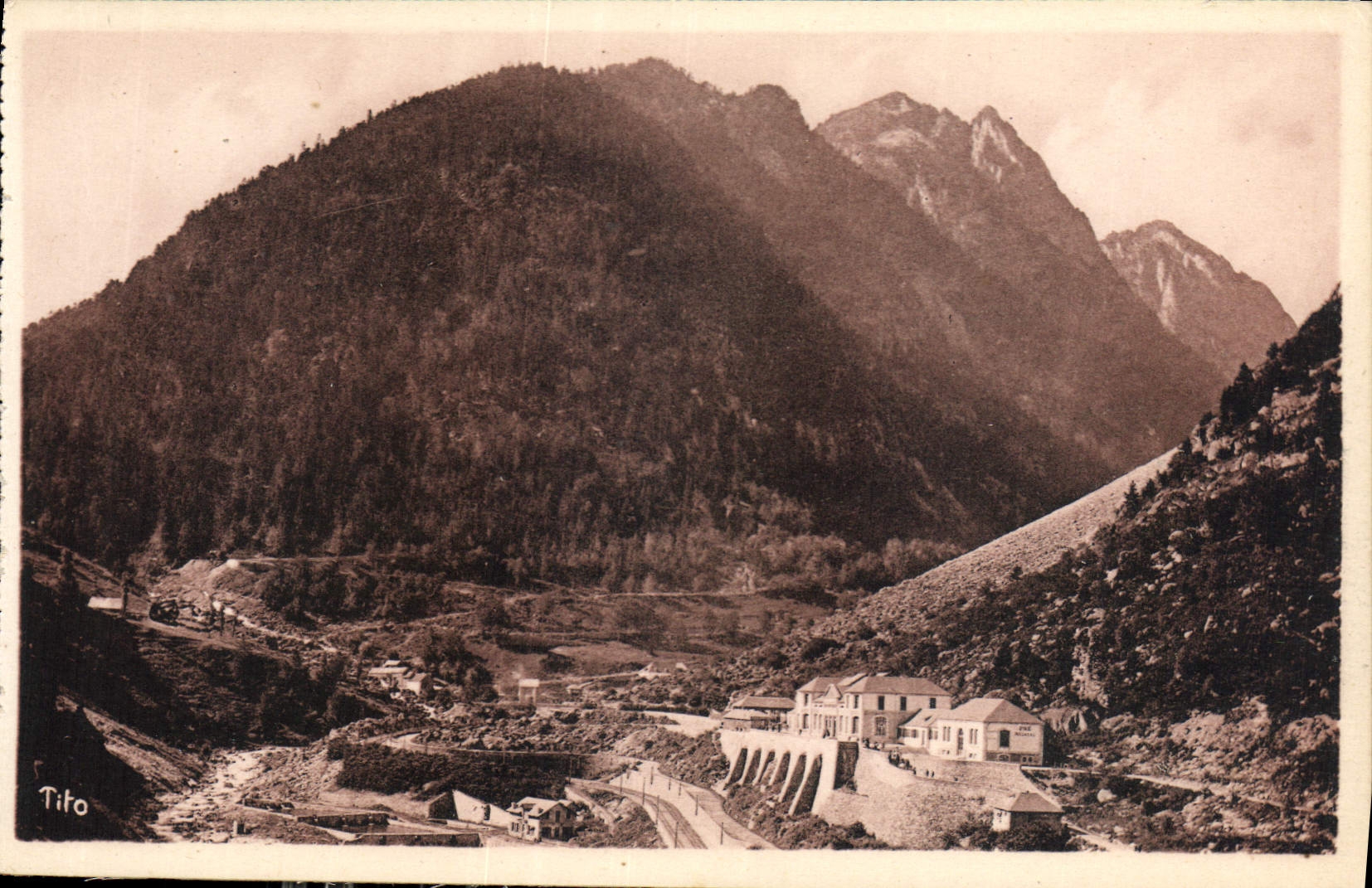 CPA Les Beaux Paysages de France Les Pyrenees Cauterets Vue d'ensemble de la Raillere le Houmigas 