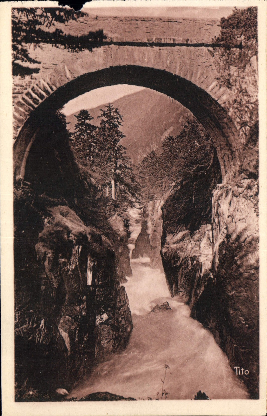 CPA Les Beaux Paysages de France Les Pyrenees Environs de Cauterets Gouffre du Pont d'Espagne 