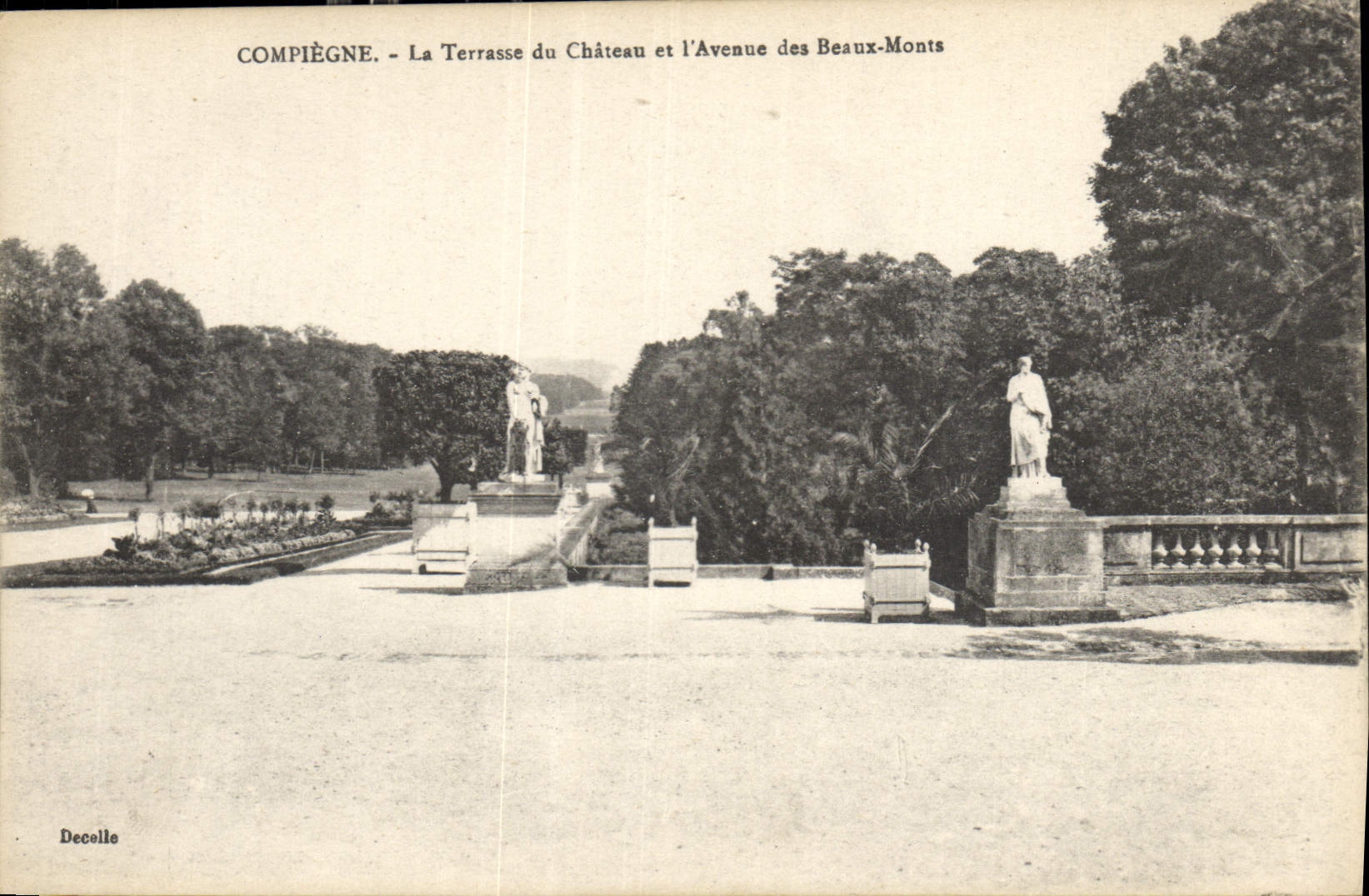 CPA Copiegne La Terrasse du Chateau et l'Avenue des Beaux Monts 