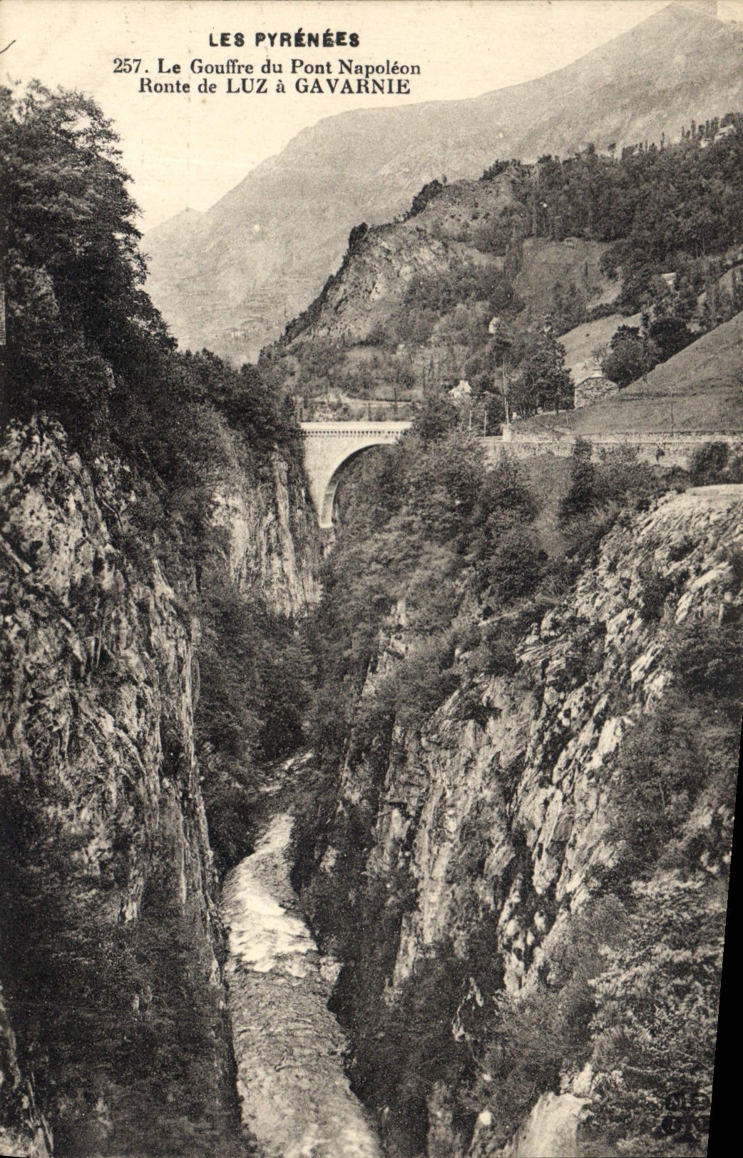 CPA Les Pyrenees Le Gouffre du Pont Napoleon Route de Luz a Gavarnie 