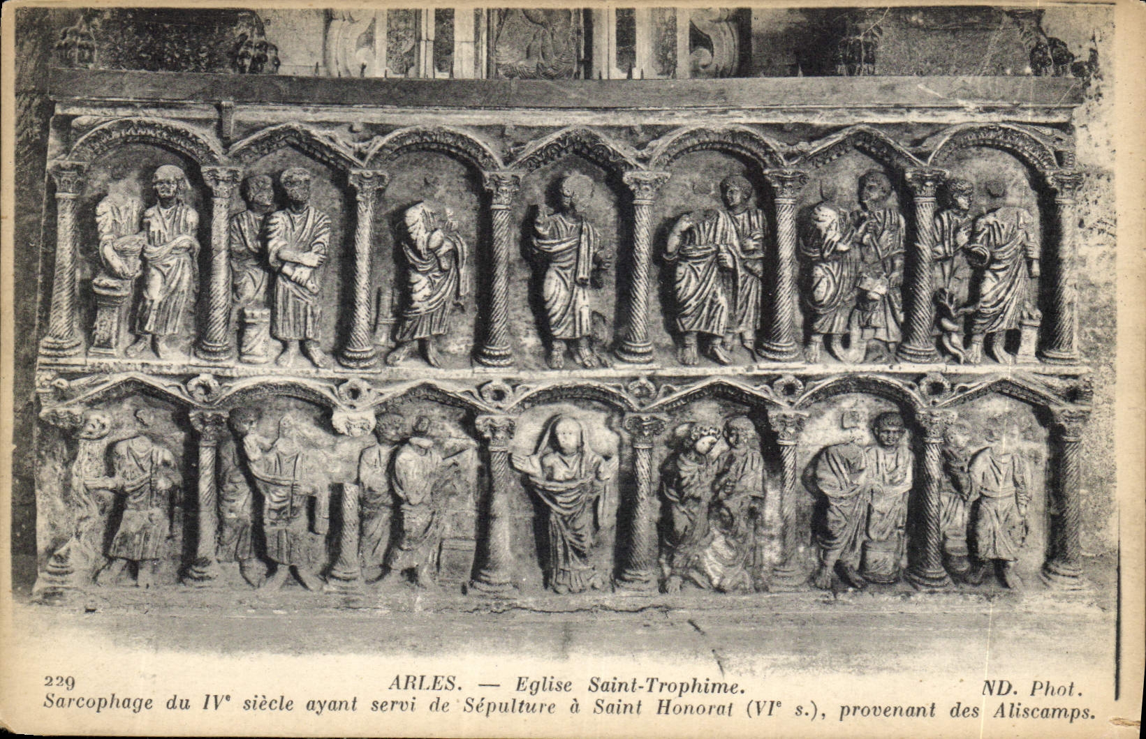 CPA Arles Eglise Saint Trophime Sarcophage du IV siecle ayant servi de Sepulture a Saint Honorat VIs