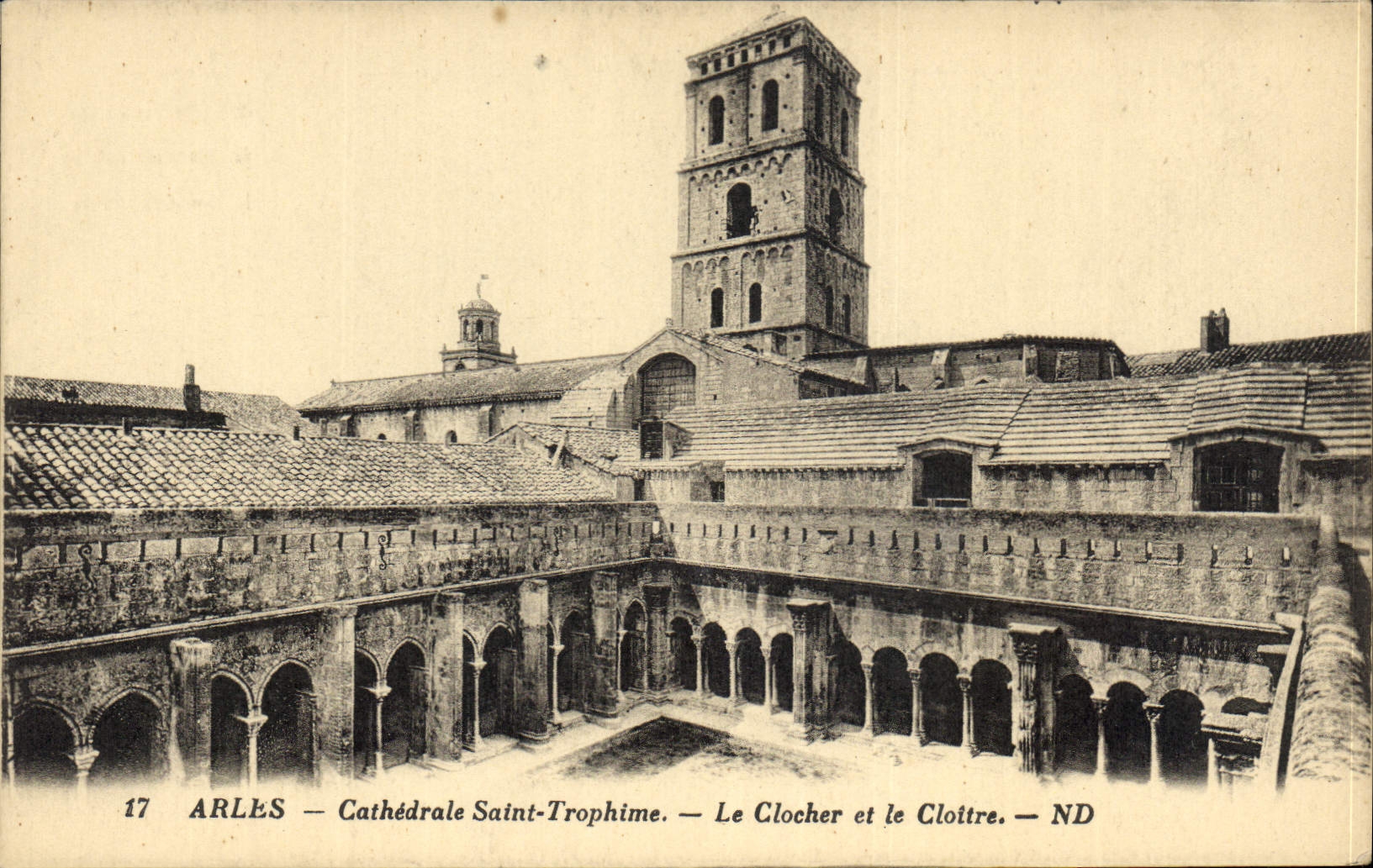 CPA Arles Cathedrale Saint Trophime Le Clocher et le Cloitre