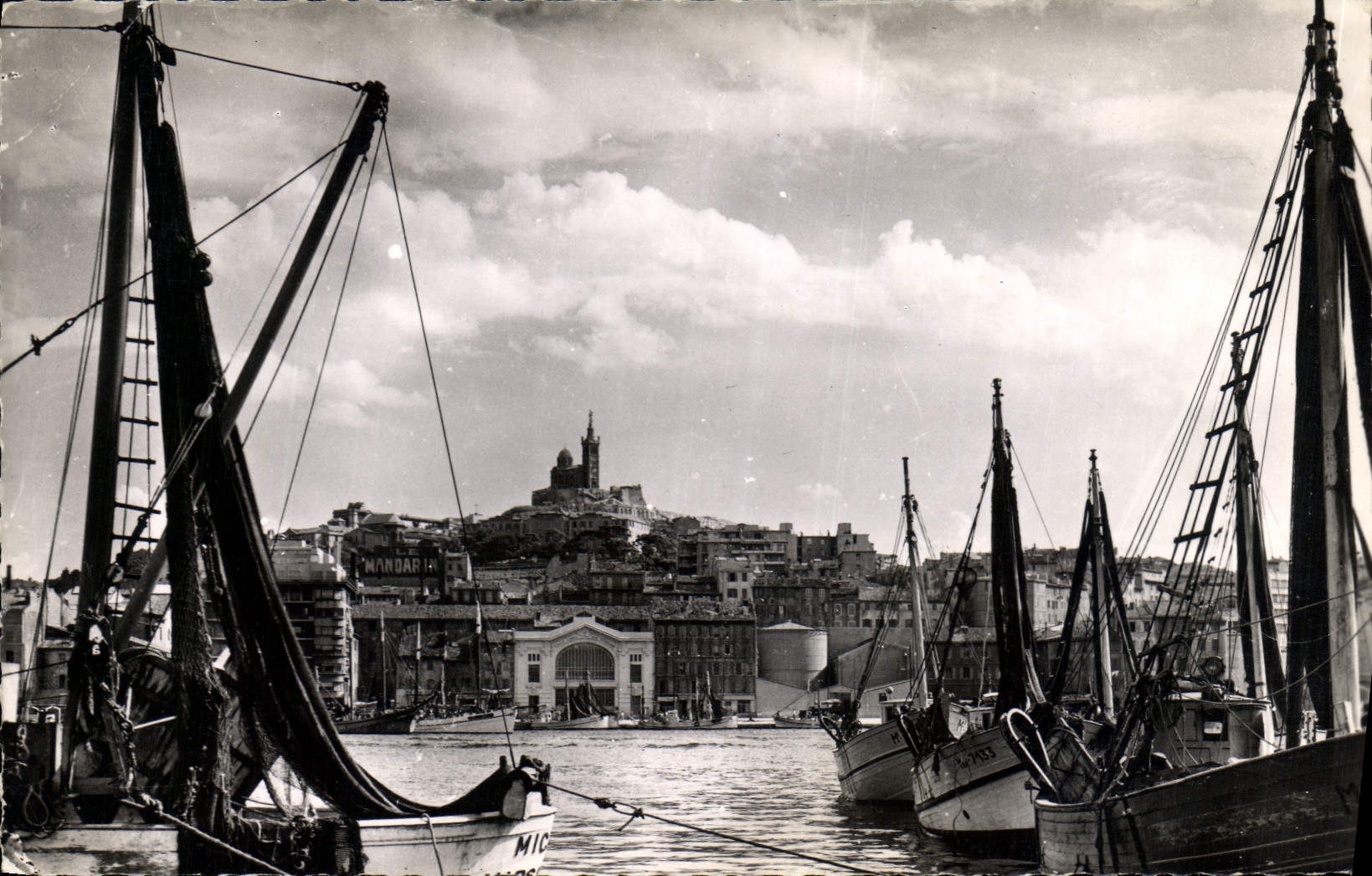 CPA Marseille Basilique de Notre Dame de la Garde Bateaux de peche
