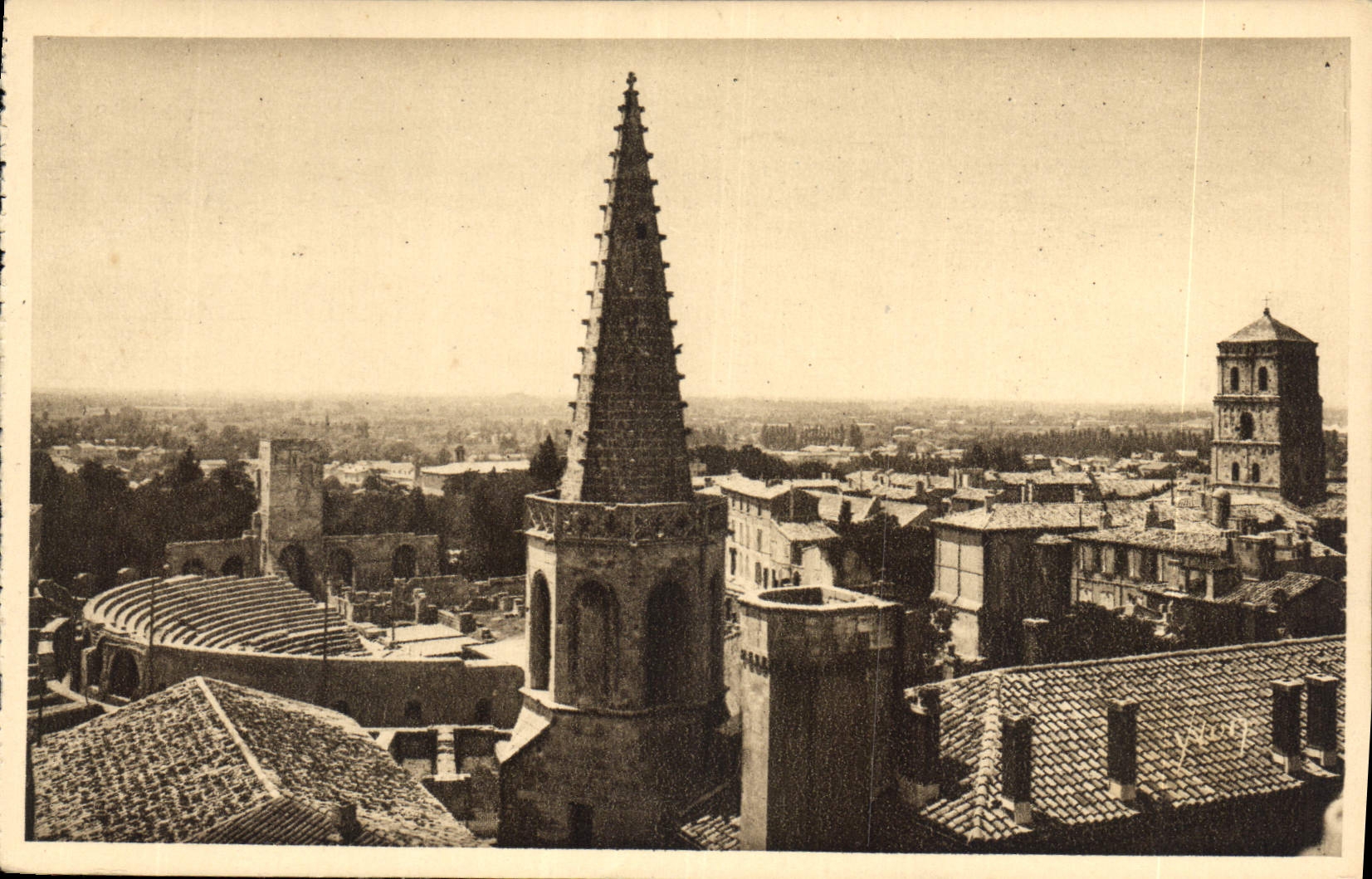 CPA La Douce France Arles Bouches du Rhone Panorama Theatre Antique