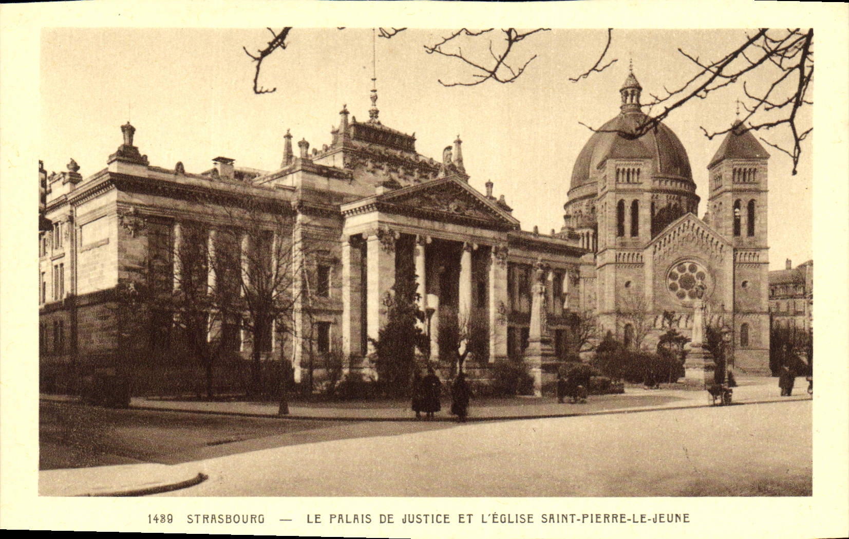 CPA Strasbourg Le Palais de Justice et l'Eglise Saint Pierre le Jeune 