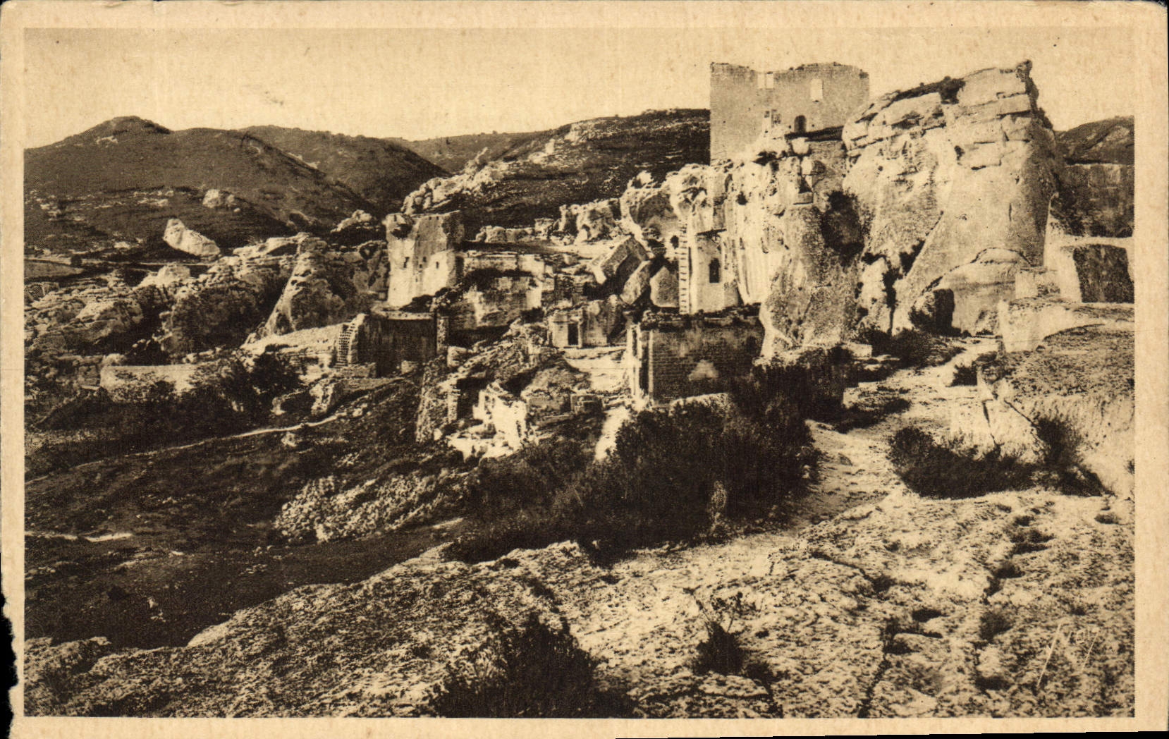 CPA Les Baux Bouches du Rhone Ensemble des Ruines de l'Ancien Hopital Saint Blaise et du Chateau des